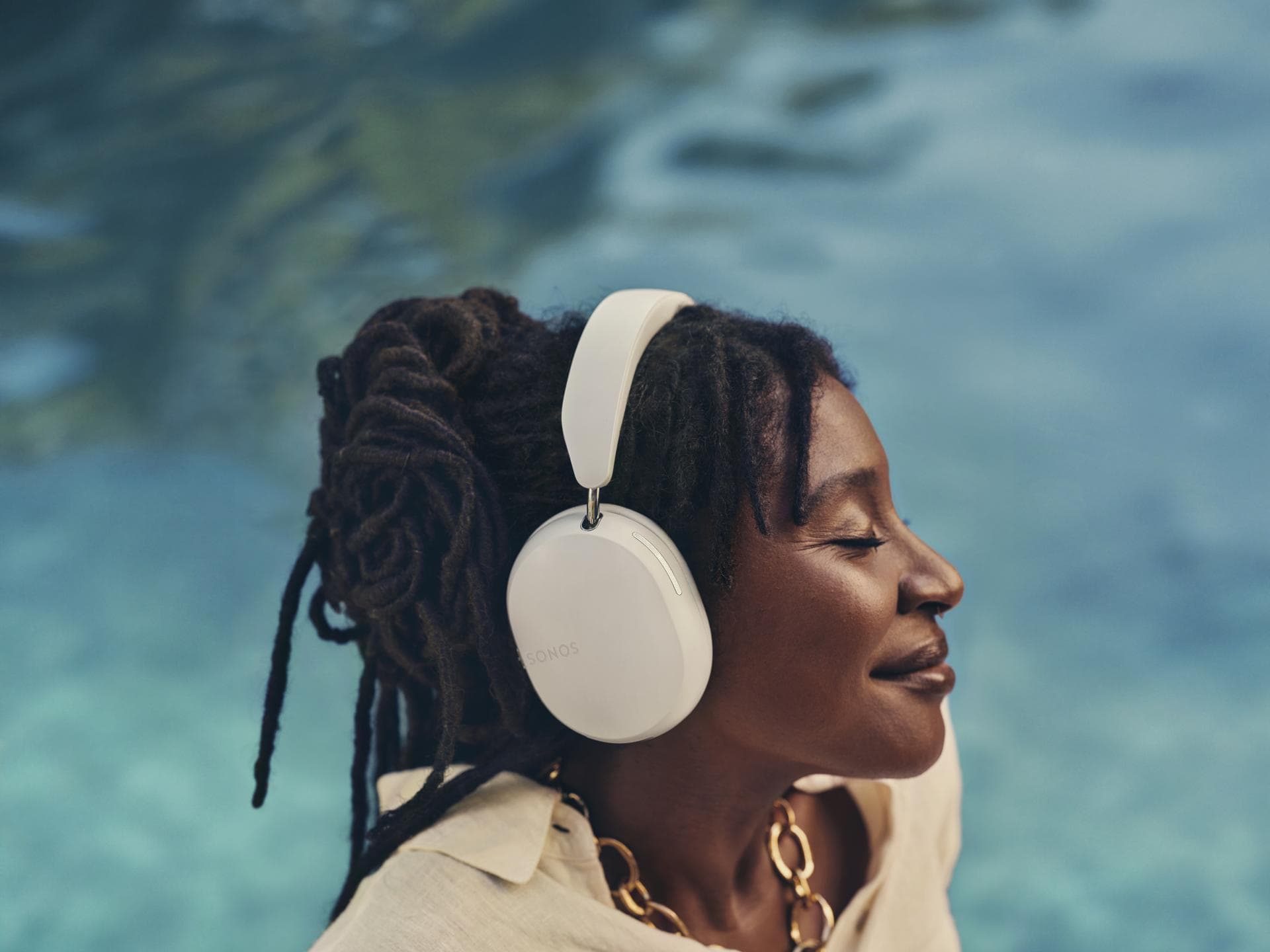 Die Sonos Ace Kopfhörer in Weiß