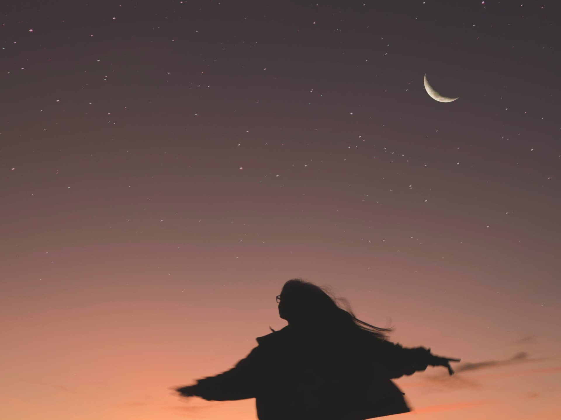 Frau tanzt unter Sternenhimmel