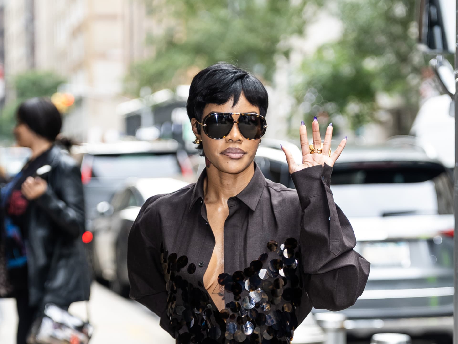 Der 90er Pixie-Cut ist zurück – und strahlt wahre Main Character Energy aus! Teayana Taylor mit Pixie Cut