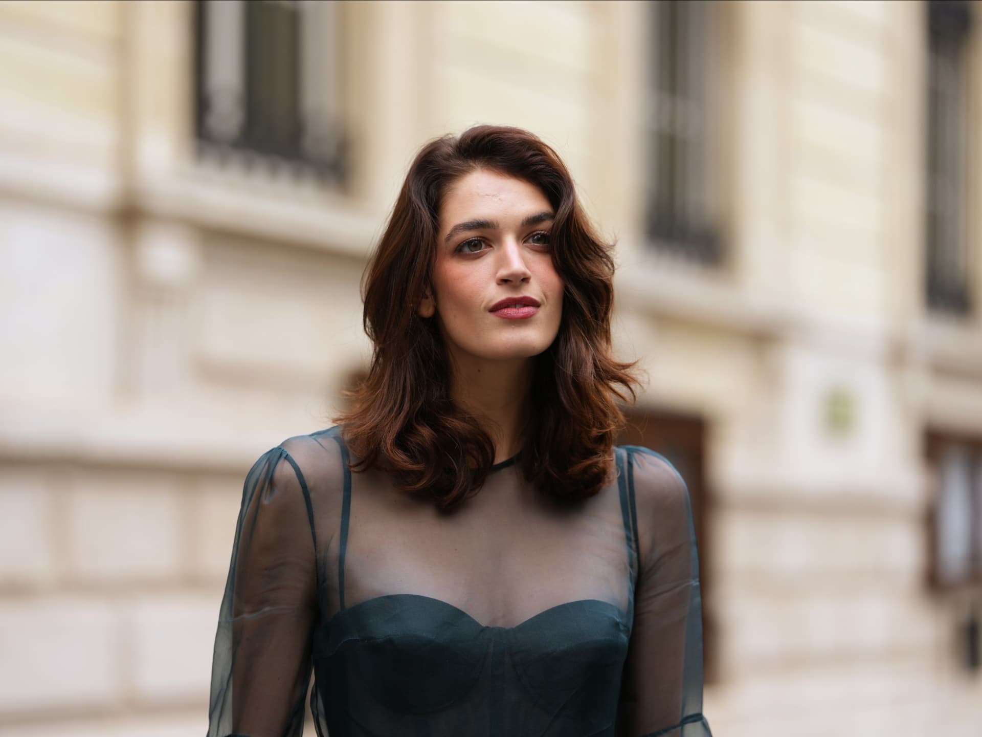 "Toasted Blush" ist der Make-up-Trend im Herbst 2025. Frau mit dunklem Blush