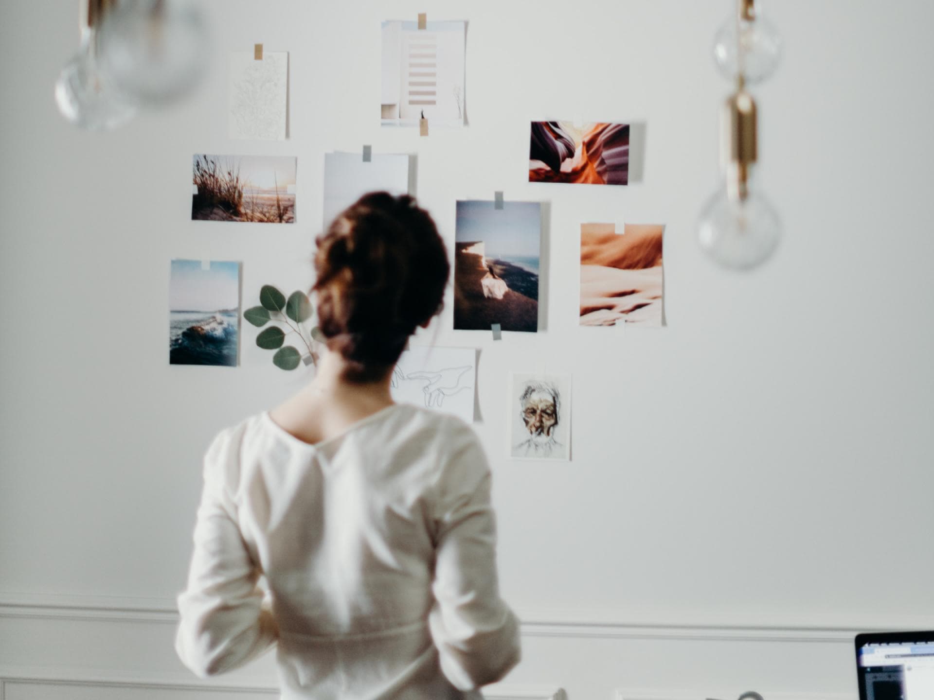 Eine Frau erstellt ein Vision Board