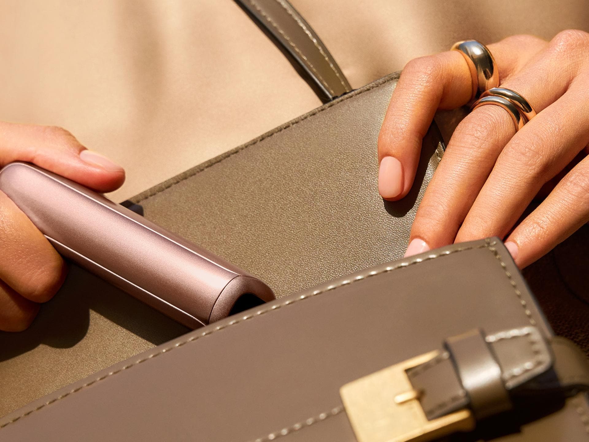 Ploom AURA passt sich deinem Stil an.