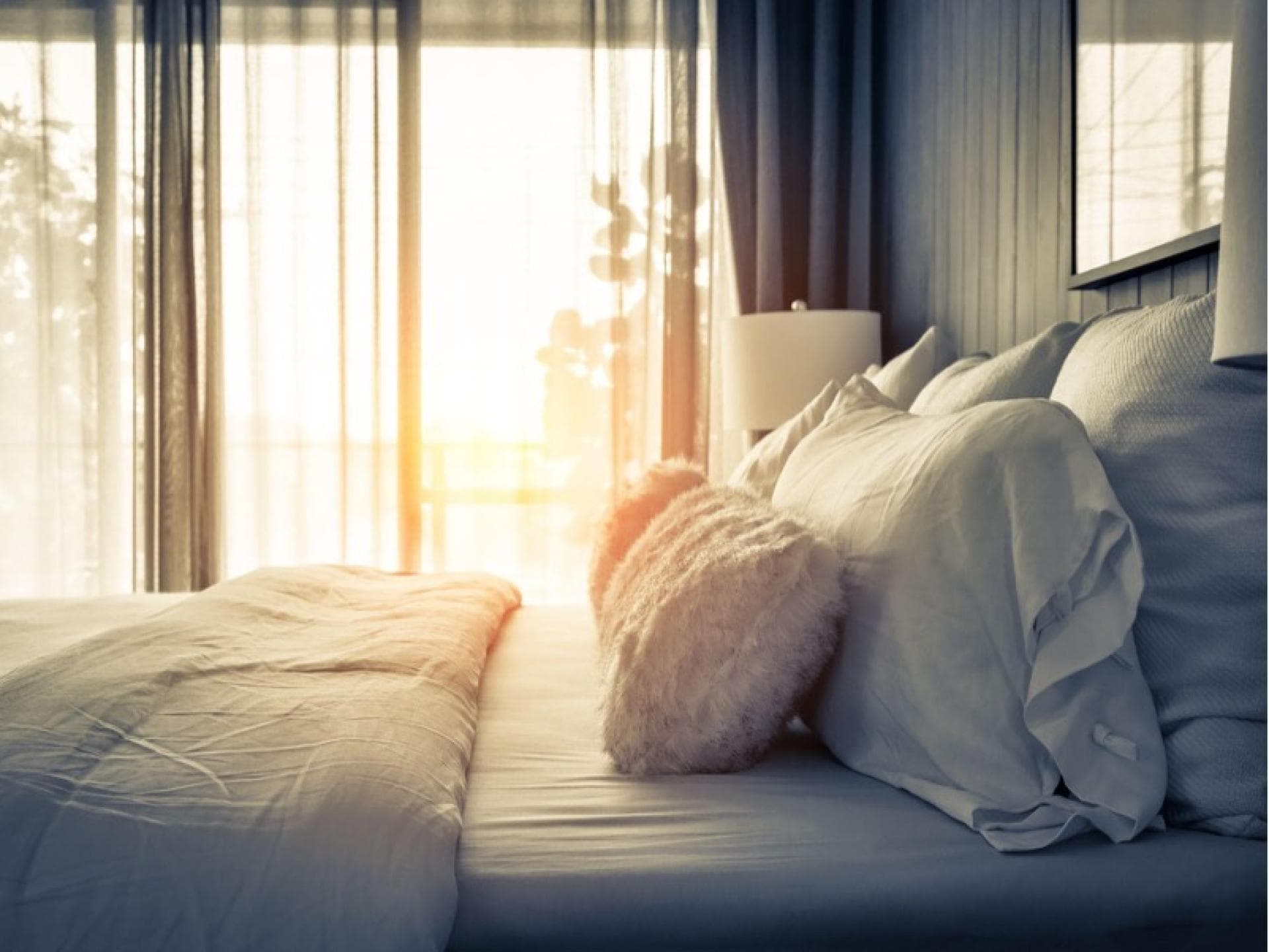 Ein Schlafzimmer mit hellem Lichteinfall