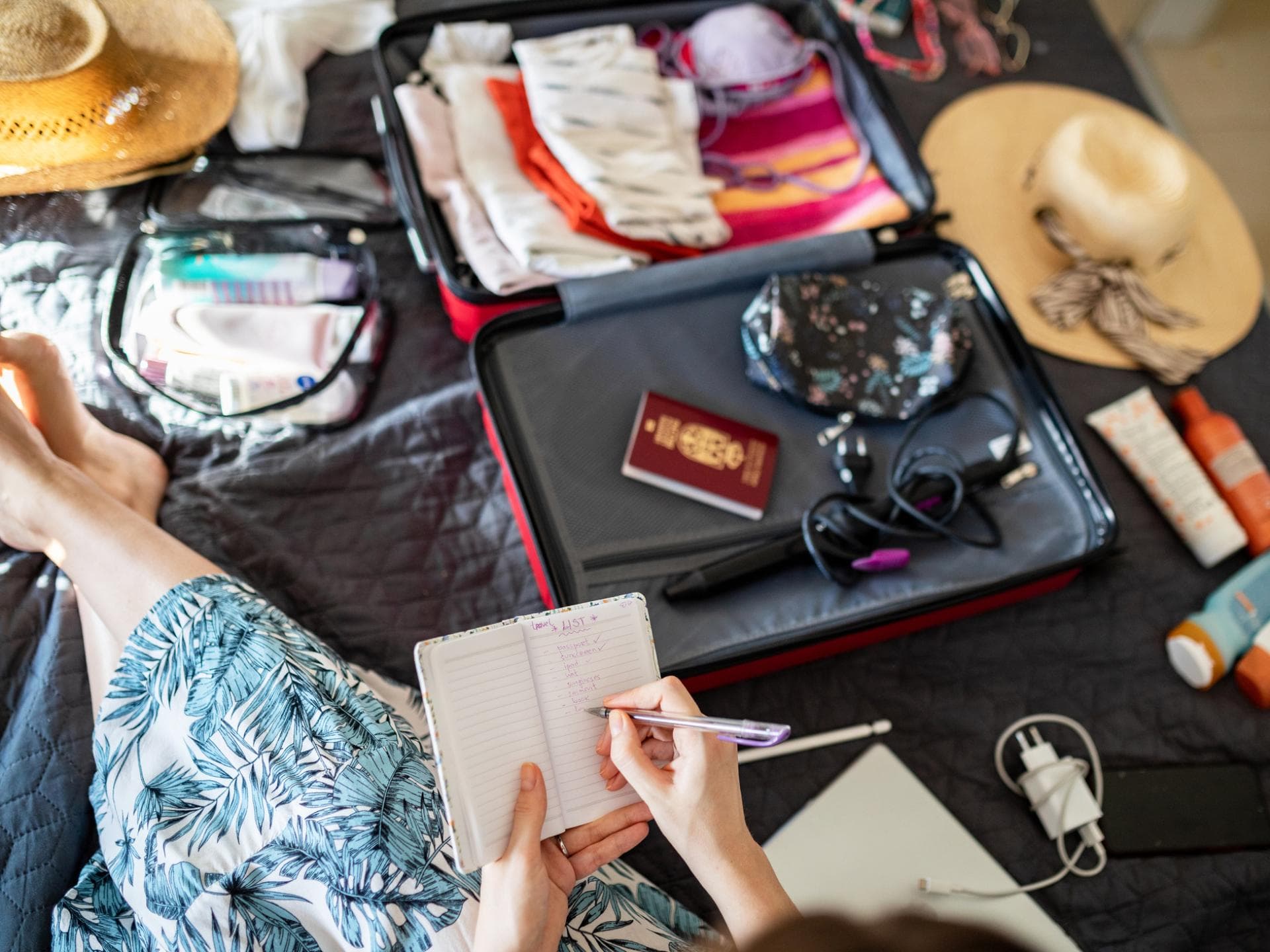 Eine Frau packt ihren Koffer