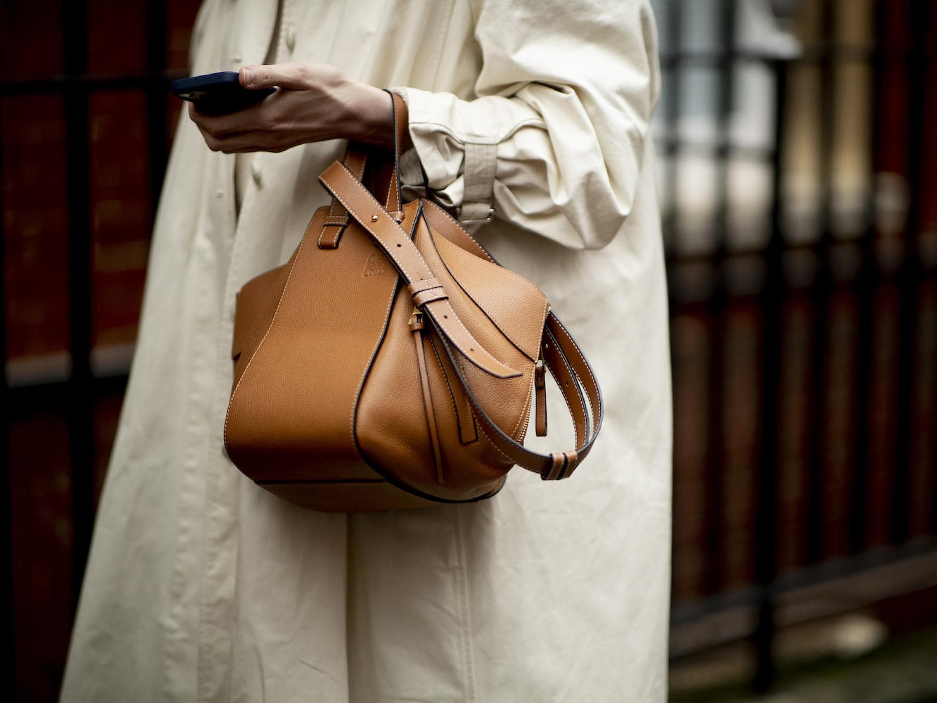 Handtaschen-Investition: So findest du die richtige Frau trägt braune Handtasche
