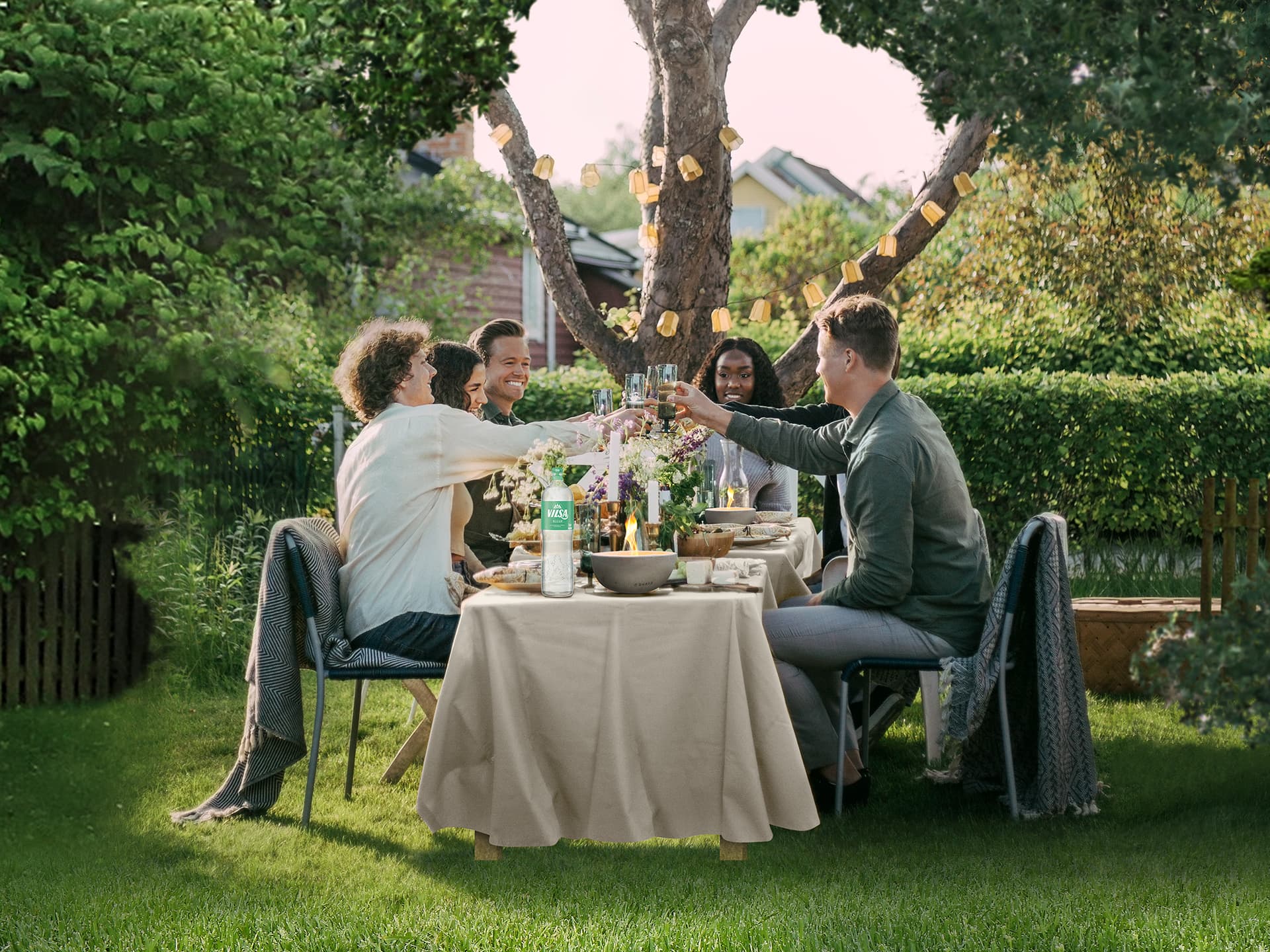 Ein gemütliches Tischfeuer im Garten