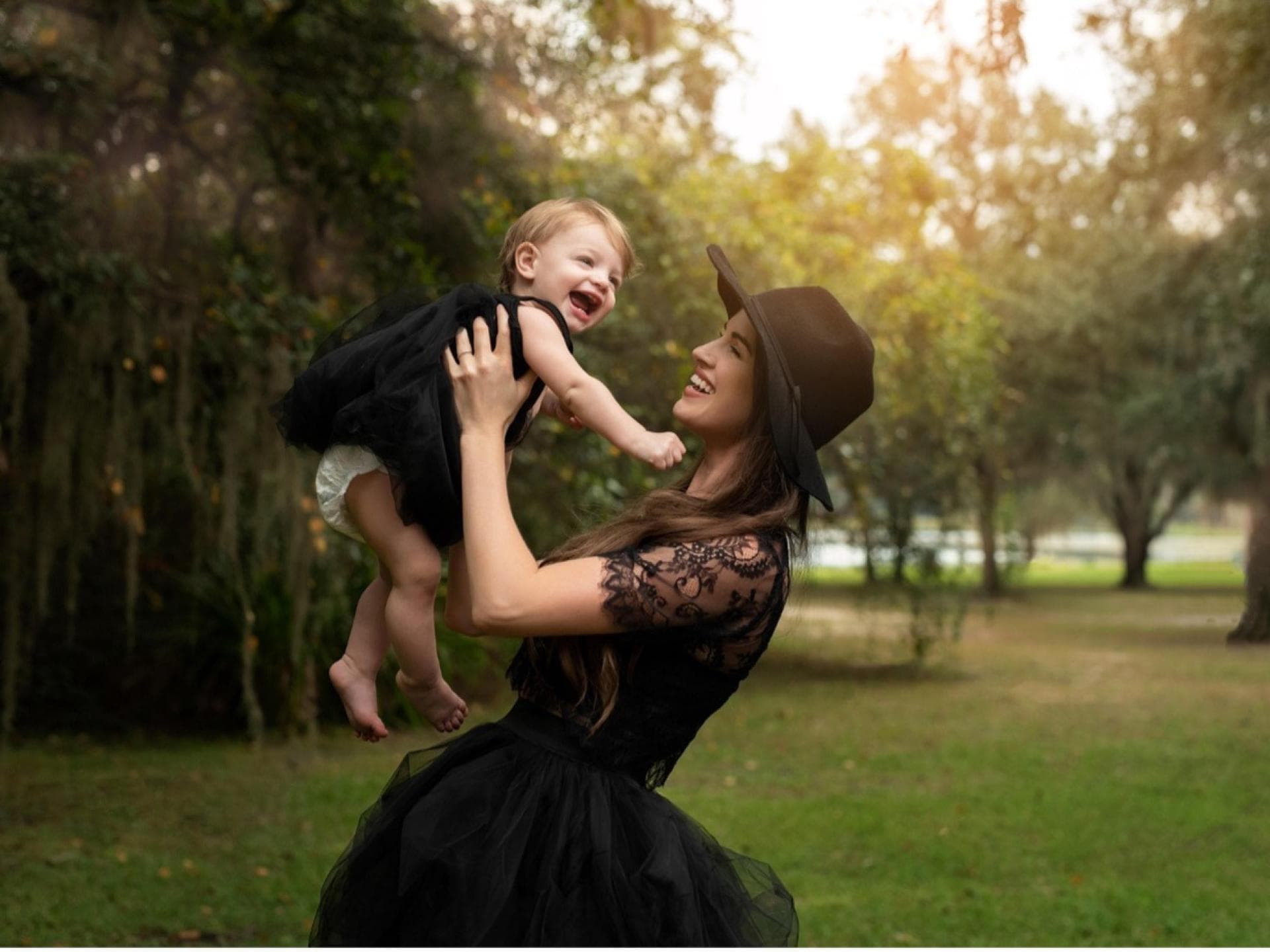 Eine Mutter hält ihr Kind in den Armen