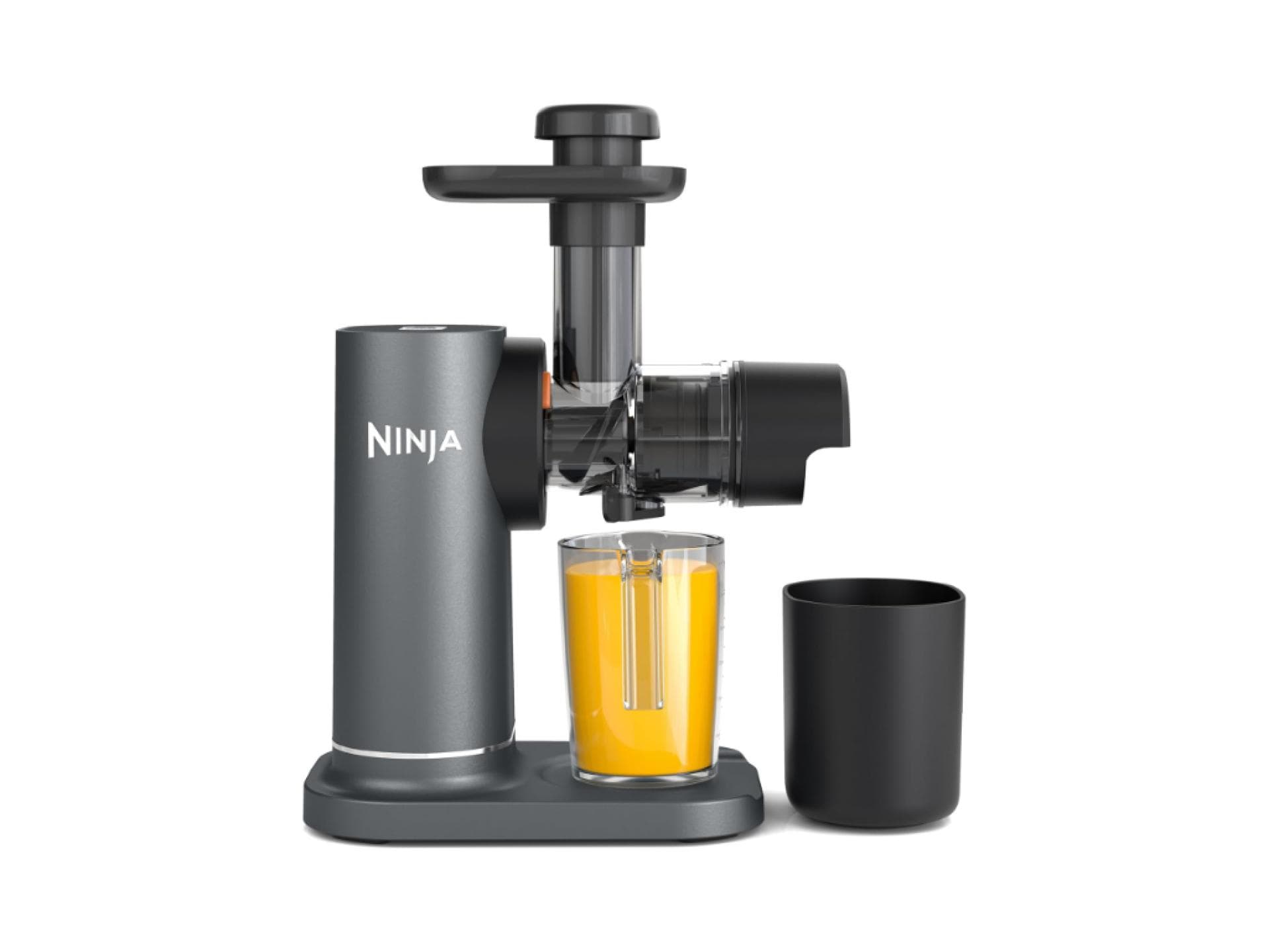 Mit dem Slow Juicer von Ninja lassen sich tolle Säfte zaubern. Entsafter von Ninja mit Orangensaft im Behälter.
