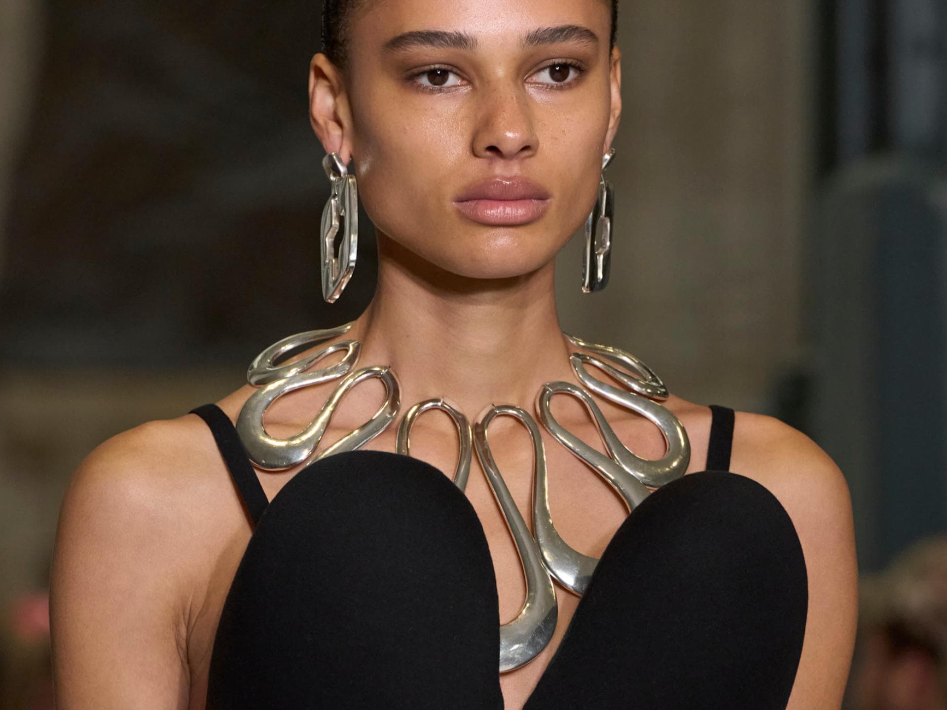 Frau mit Statement-Schmuck