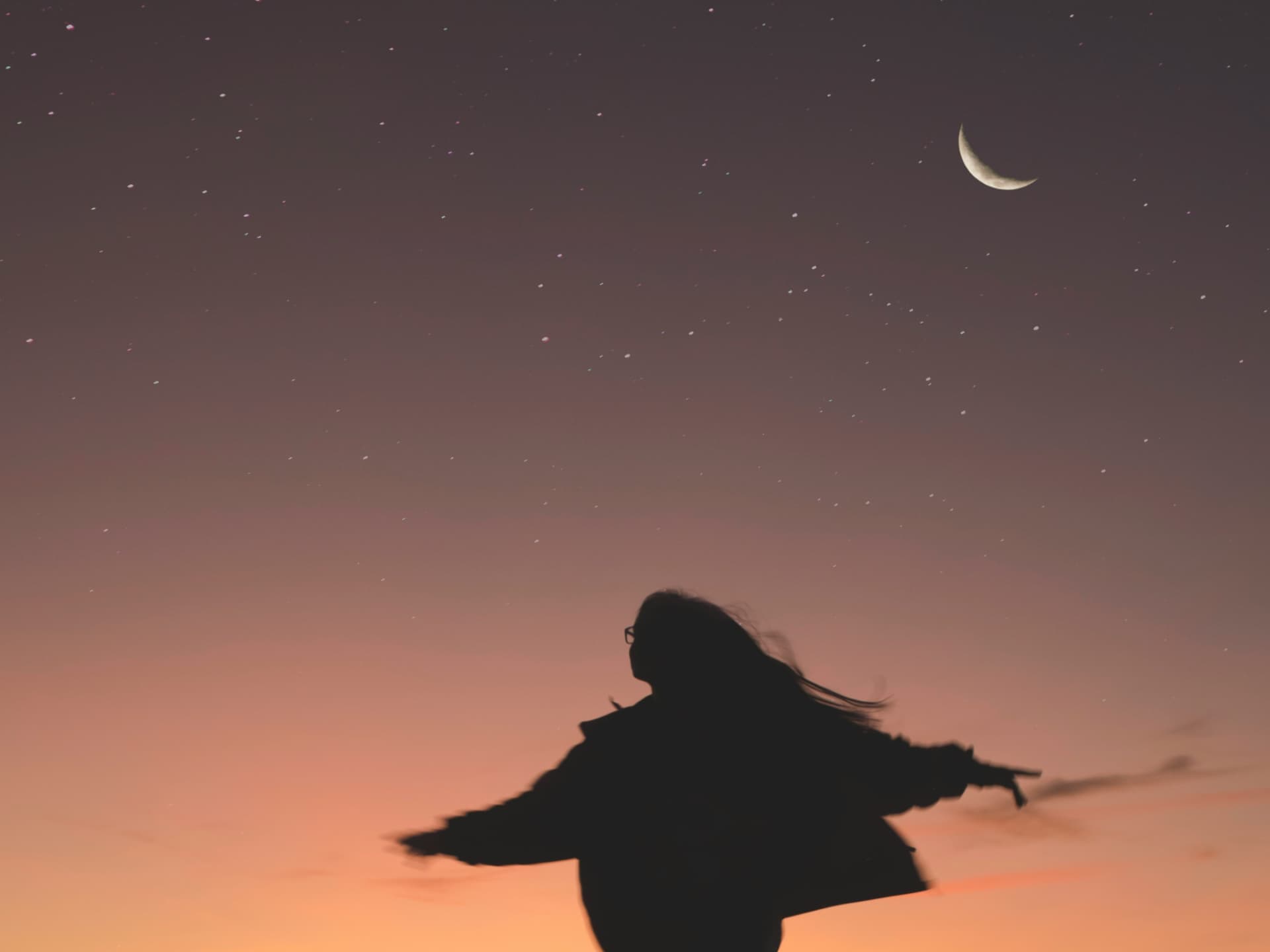 Frau tanzt unter Sternenhimmel Frau tanzt unter Sternenhimmel