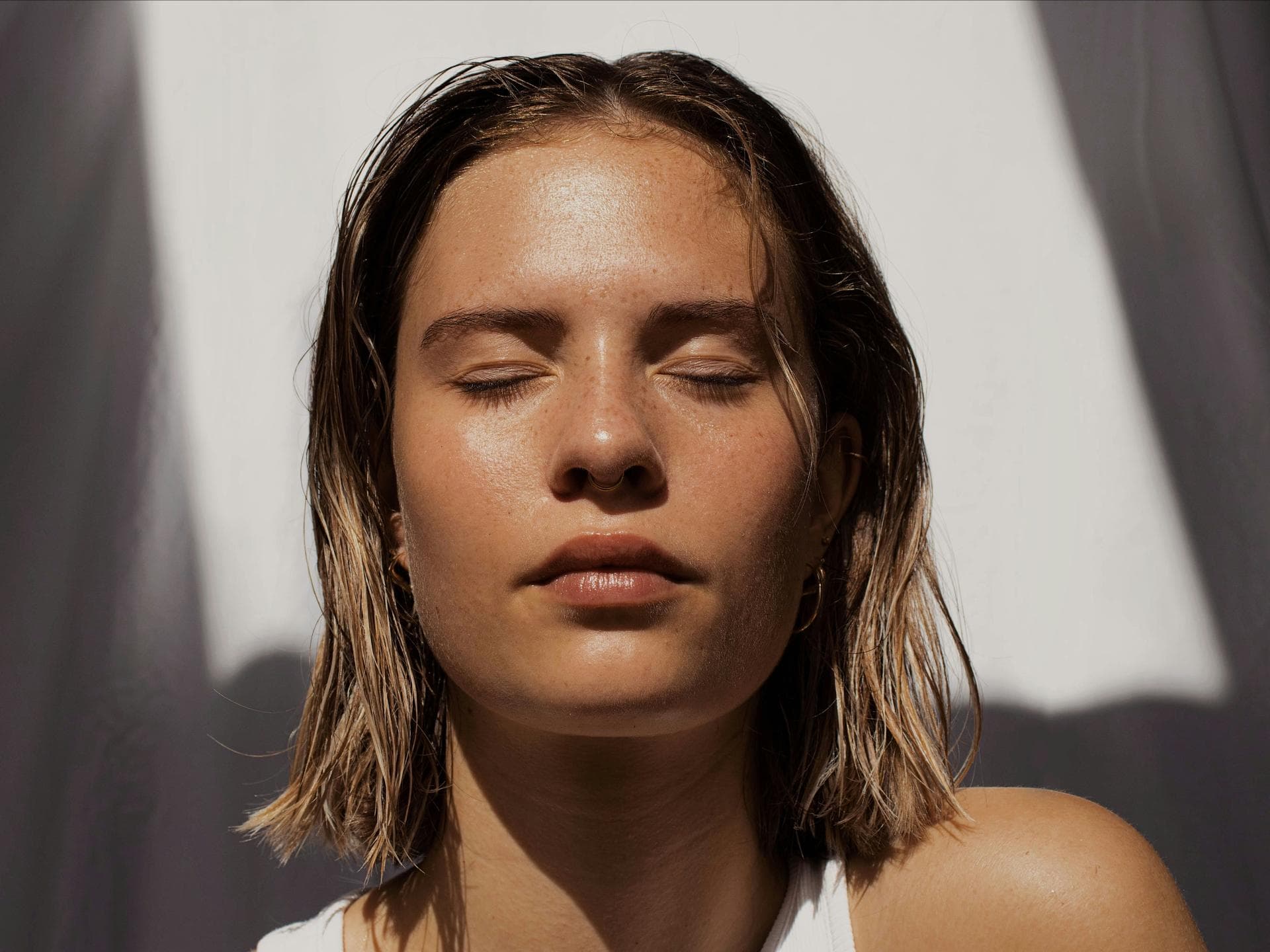 Flugbegleiterin Skincare-Tipps Frau mit geschlossenen Augen