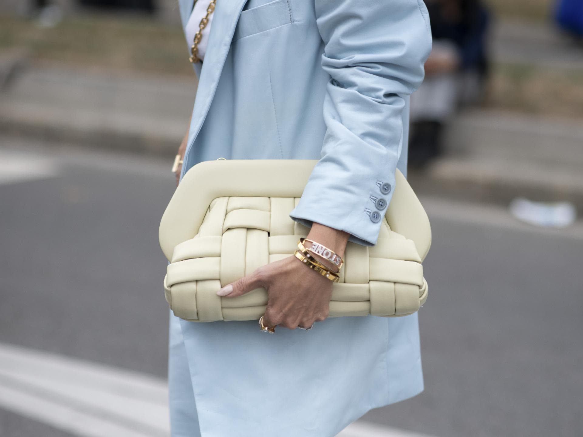 Eine Frau mit luxuriösen Armbändern