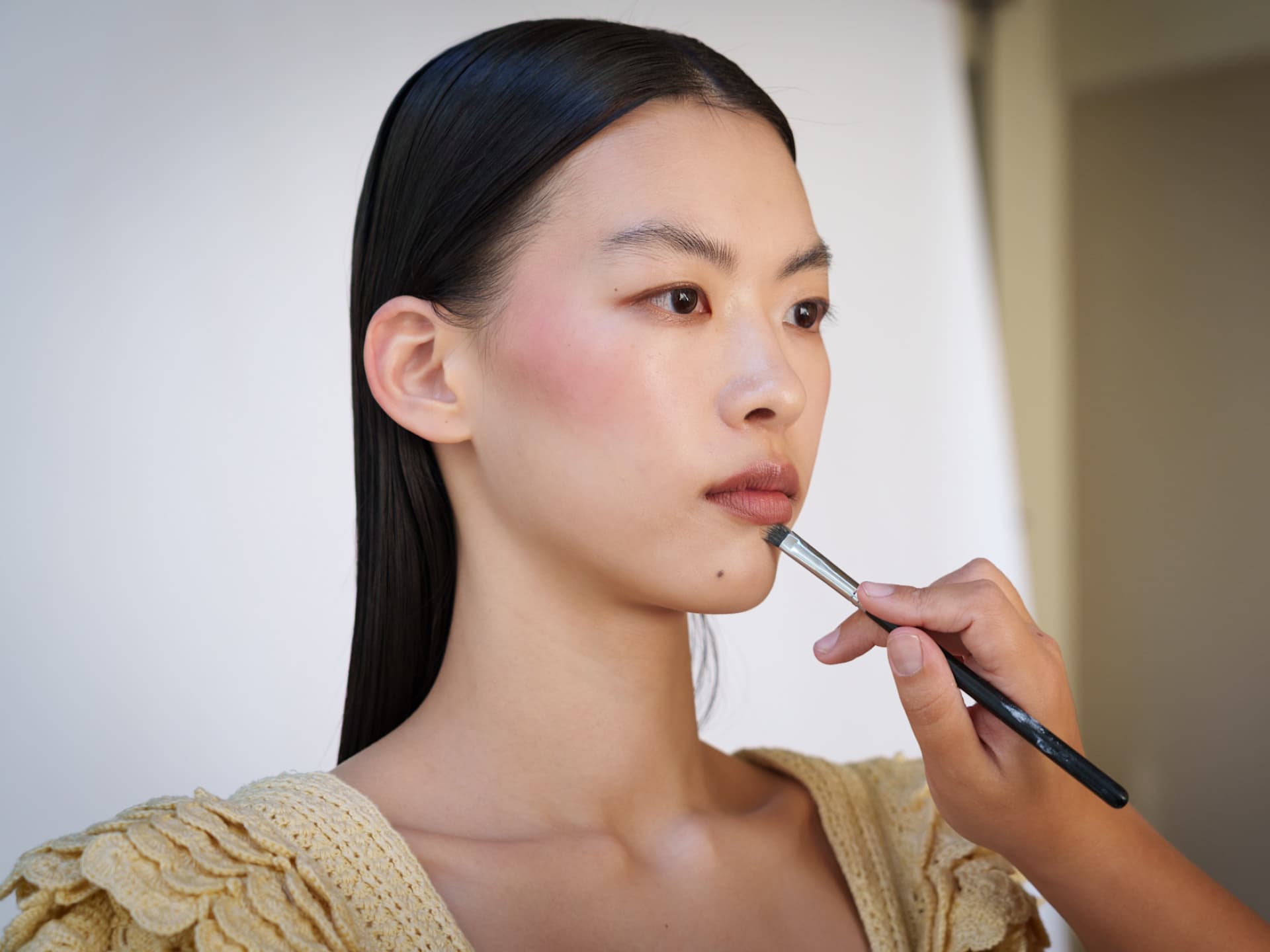 Was die Make-up-Trends 2026 für uns bereithalten? Wir verraten es dir. Frau wird geschminkt