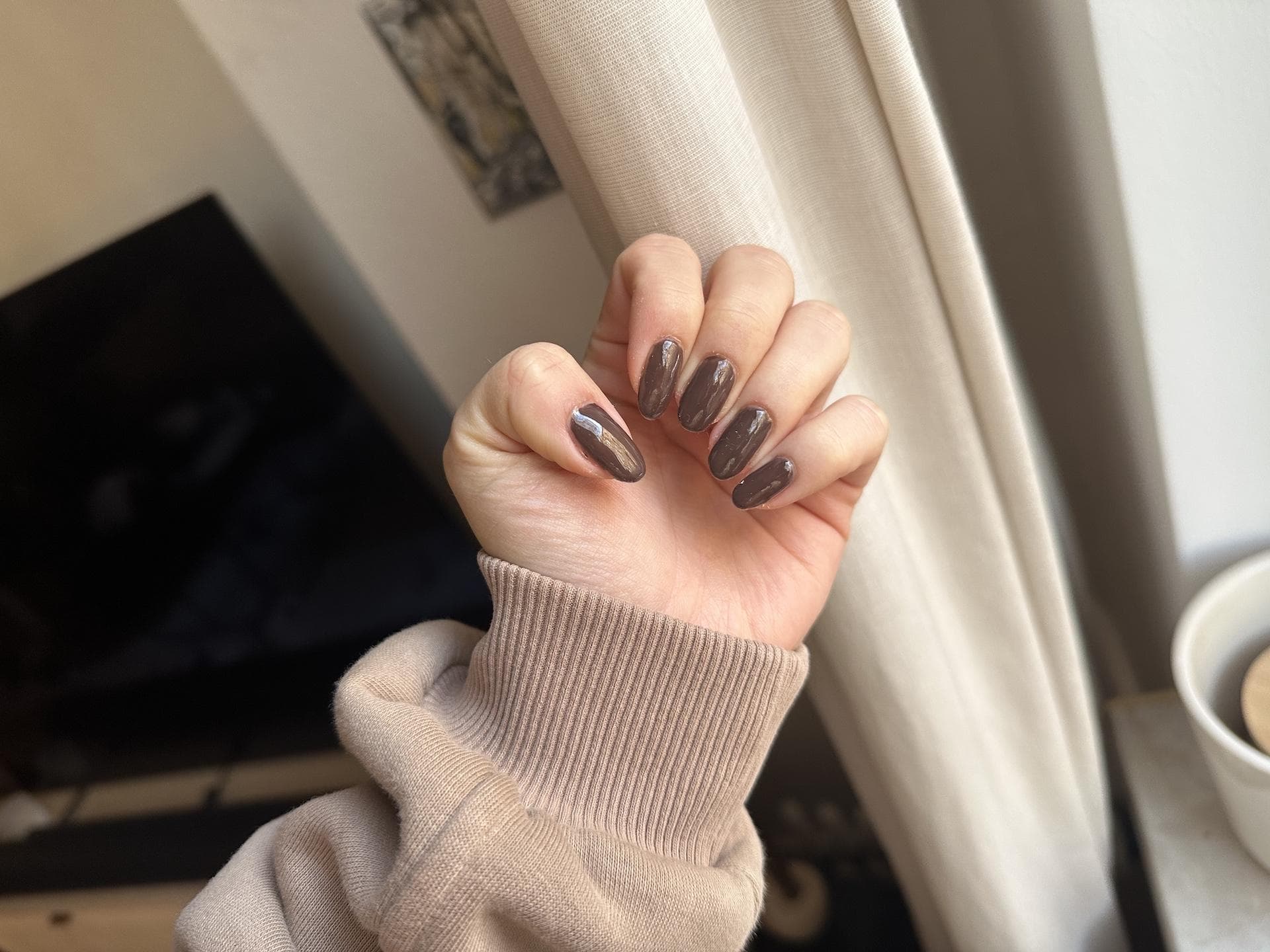 Das Endergebnis kann sich sehen lassen. Brauner Nagellack auf den Fingern.