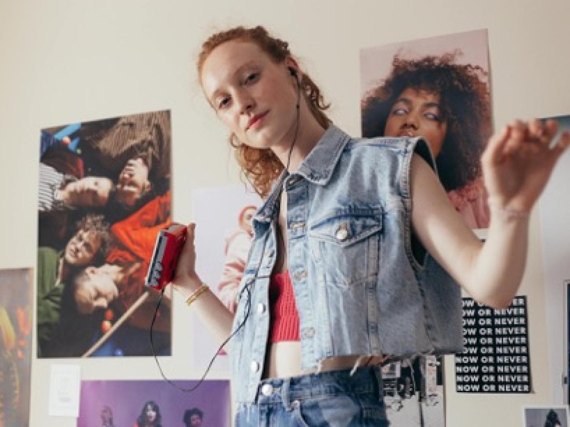 Y2K-Looks stylen: Diese Accessoires dürfen dir dabei nicht fehlen