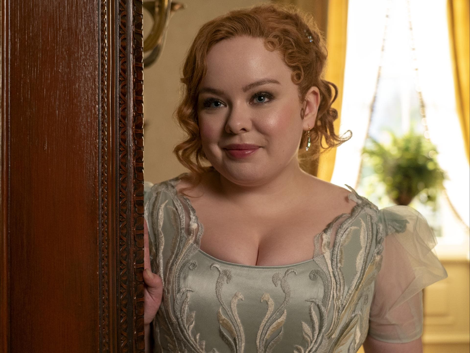 Auf diese Mascara für Wow-Wimpern schwöre ich seit Jahren – sogar „Bridgerton”-Star Nicola Coughlan trägt sie