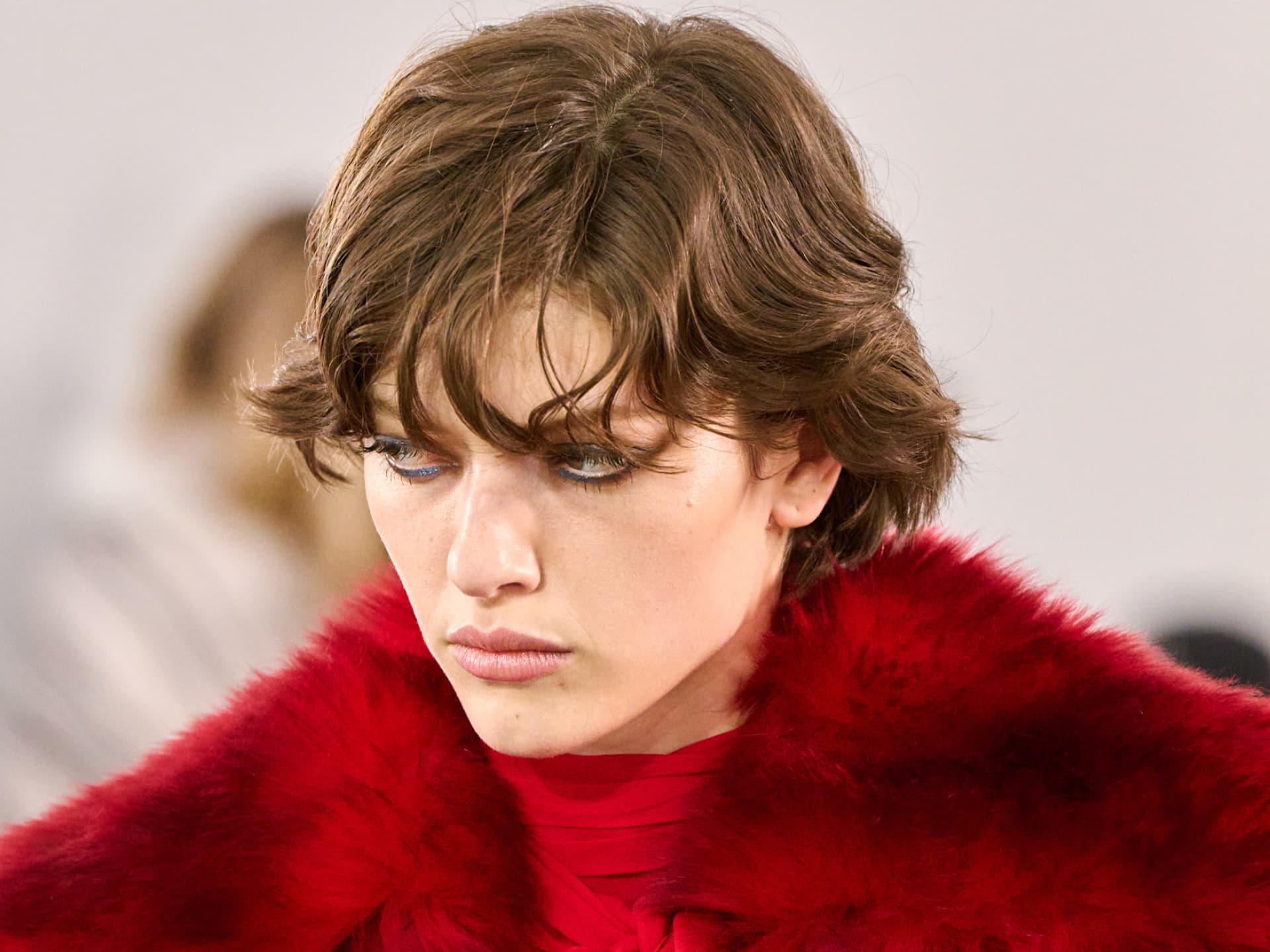 Frau mit wildem Kurzhaarschnitt