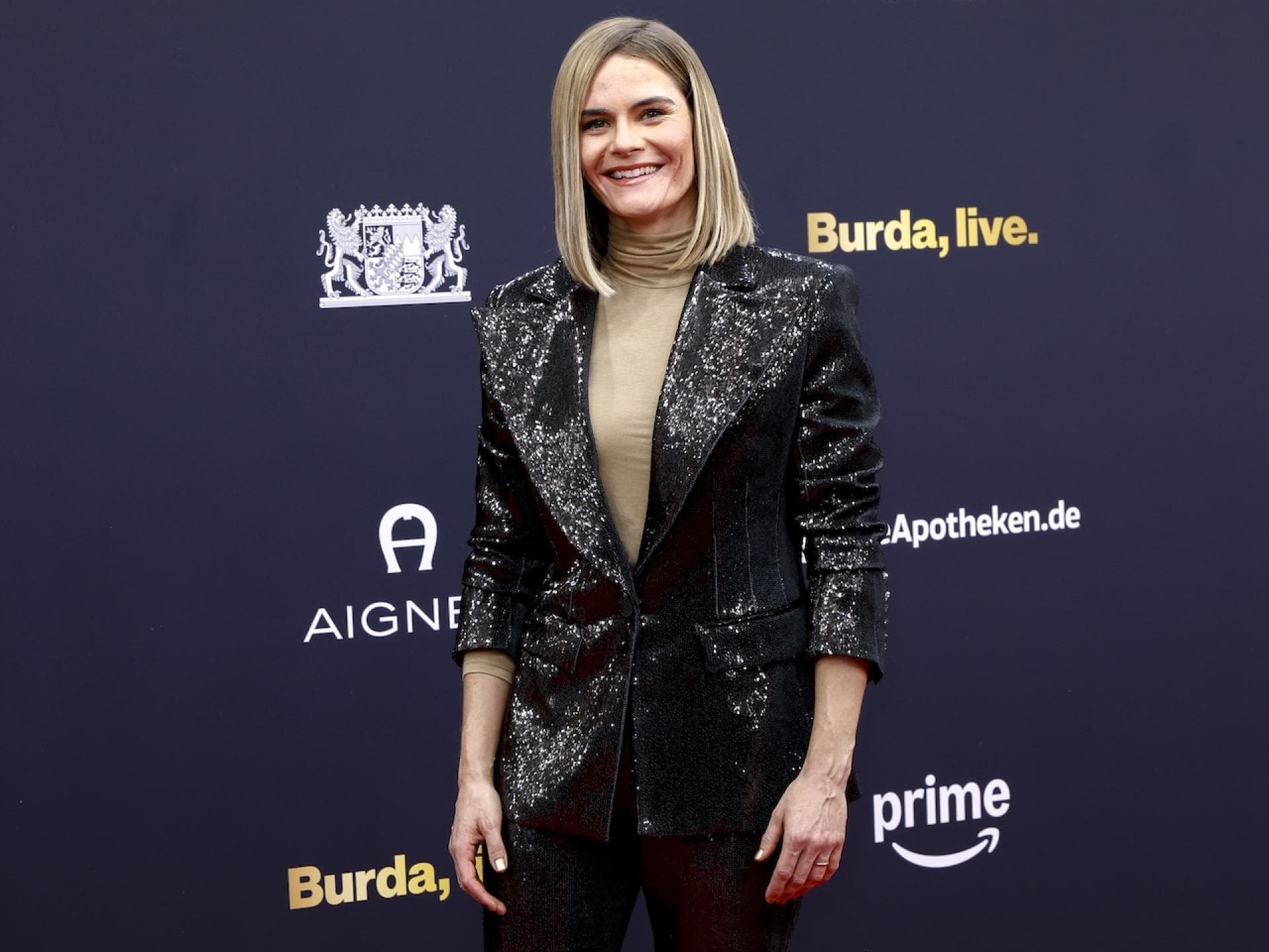 Hazel Brugger mit einem Hosenanzug aus Pailletten auf dem Roten Teppich.