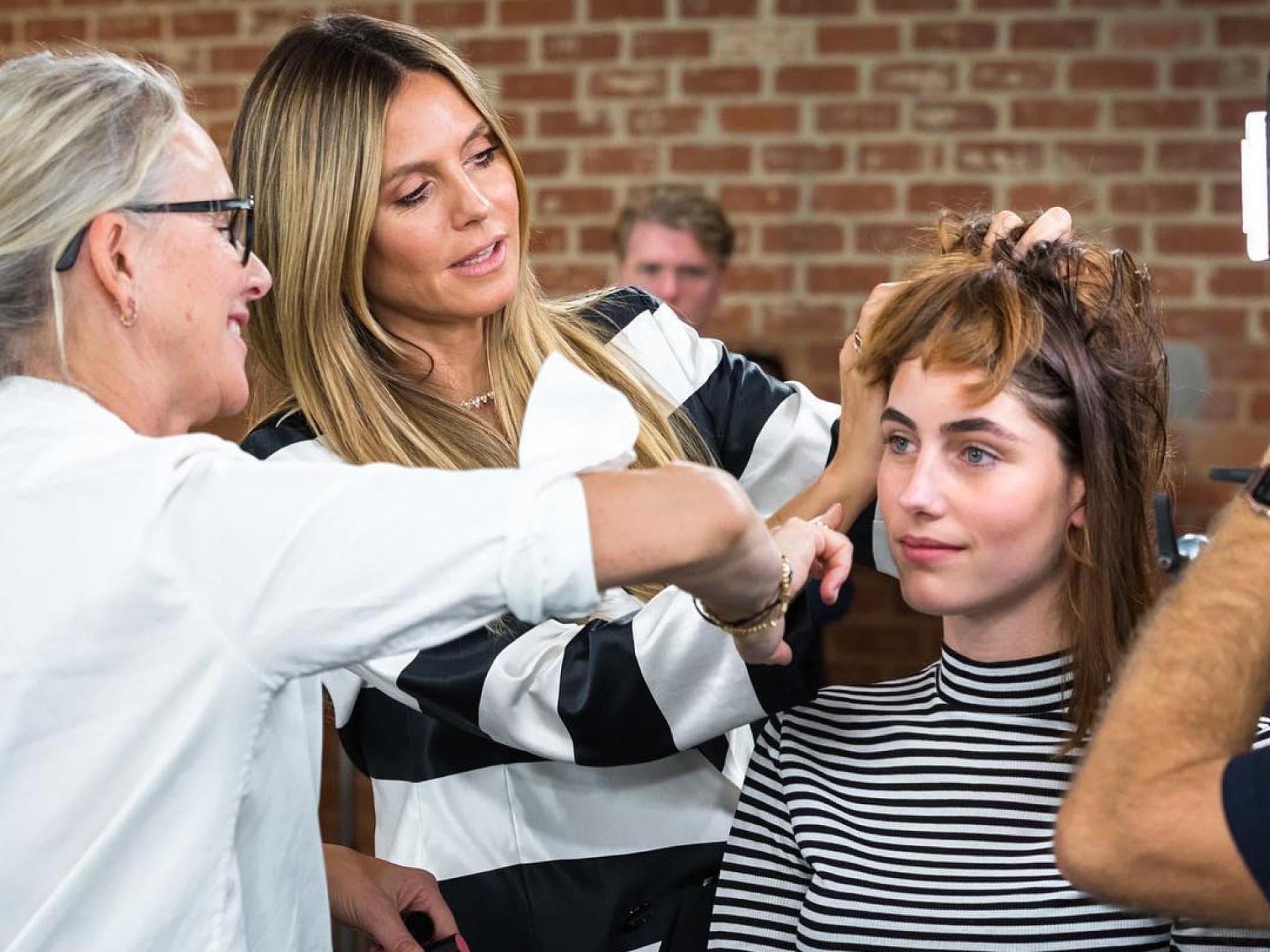 Justine konnte schon ahnen, dass ihr eine große Veränderung blüht. Am Set von Germany's Next Topmodel beim Umstyling steht Heidi Klum mit einer Friseurin bei einer Kandidatin.