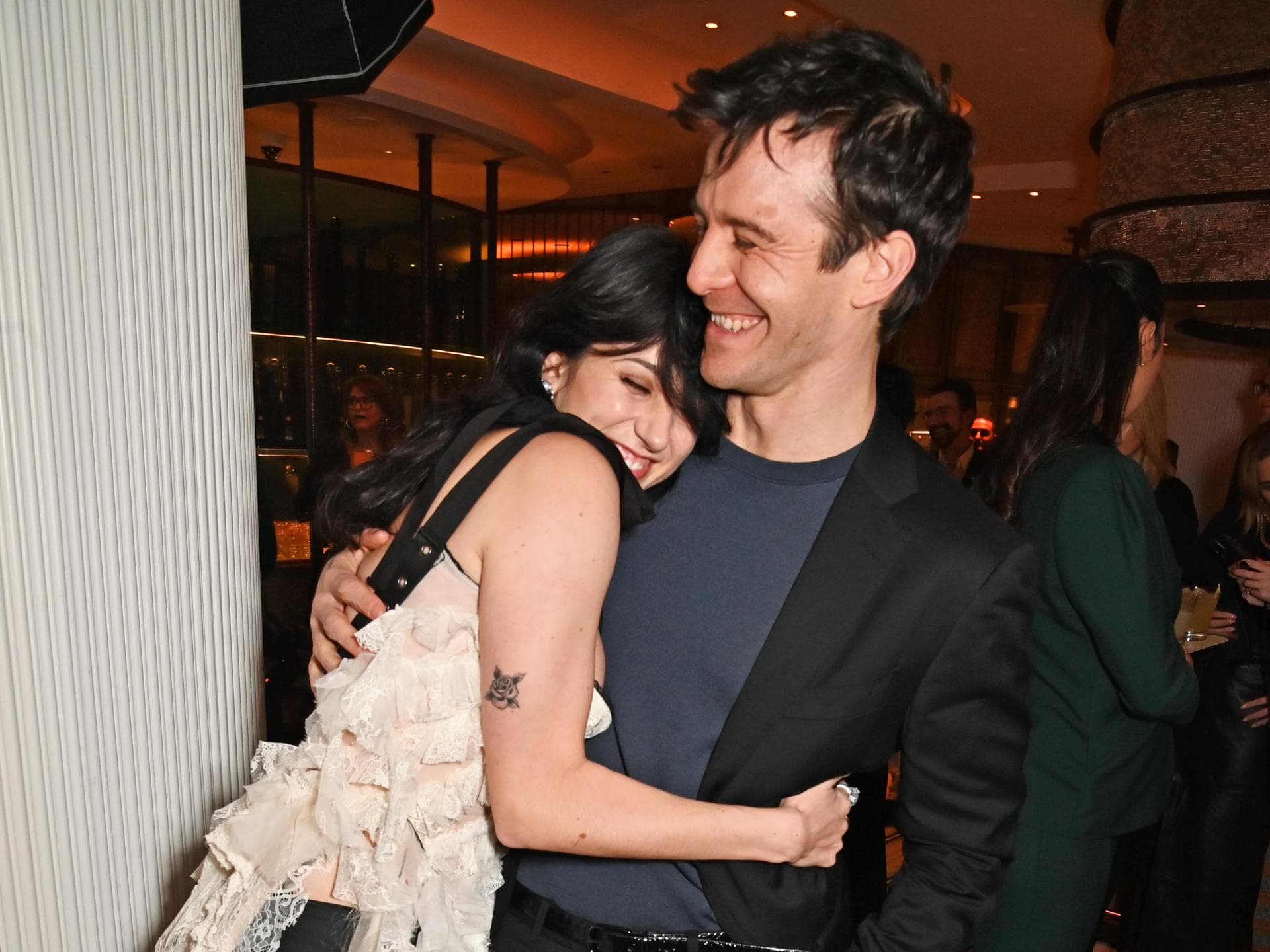 Luke Thompson und Harriet Cains bei einer Veranstaltung Arm in Arm.