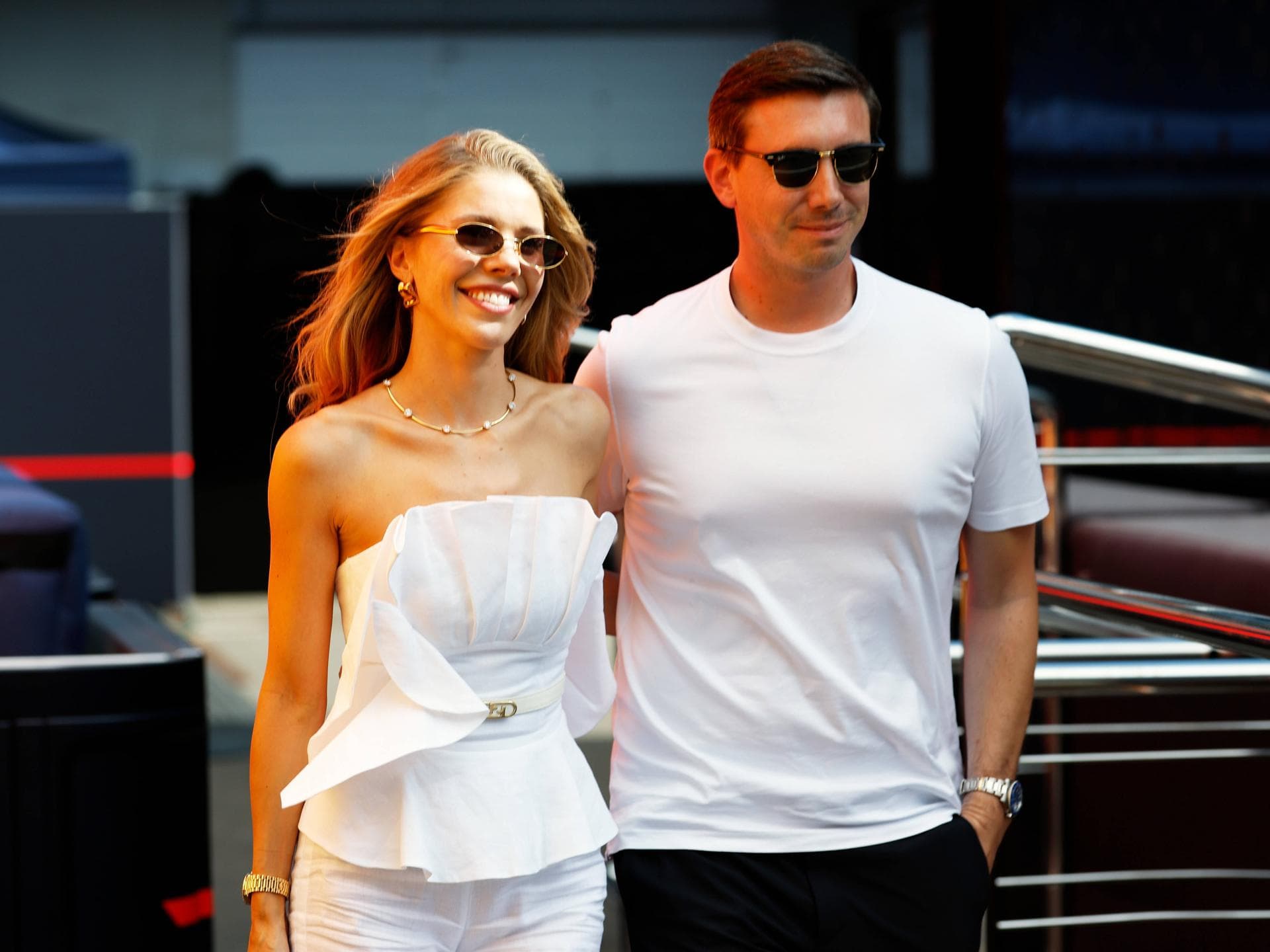 Victoria Swarovski und Mark Mateschitz Arm in Arm mit weißen Outfits.