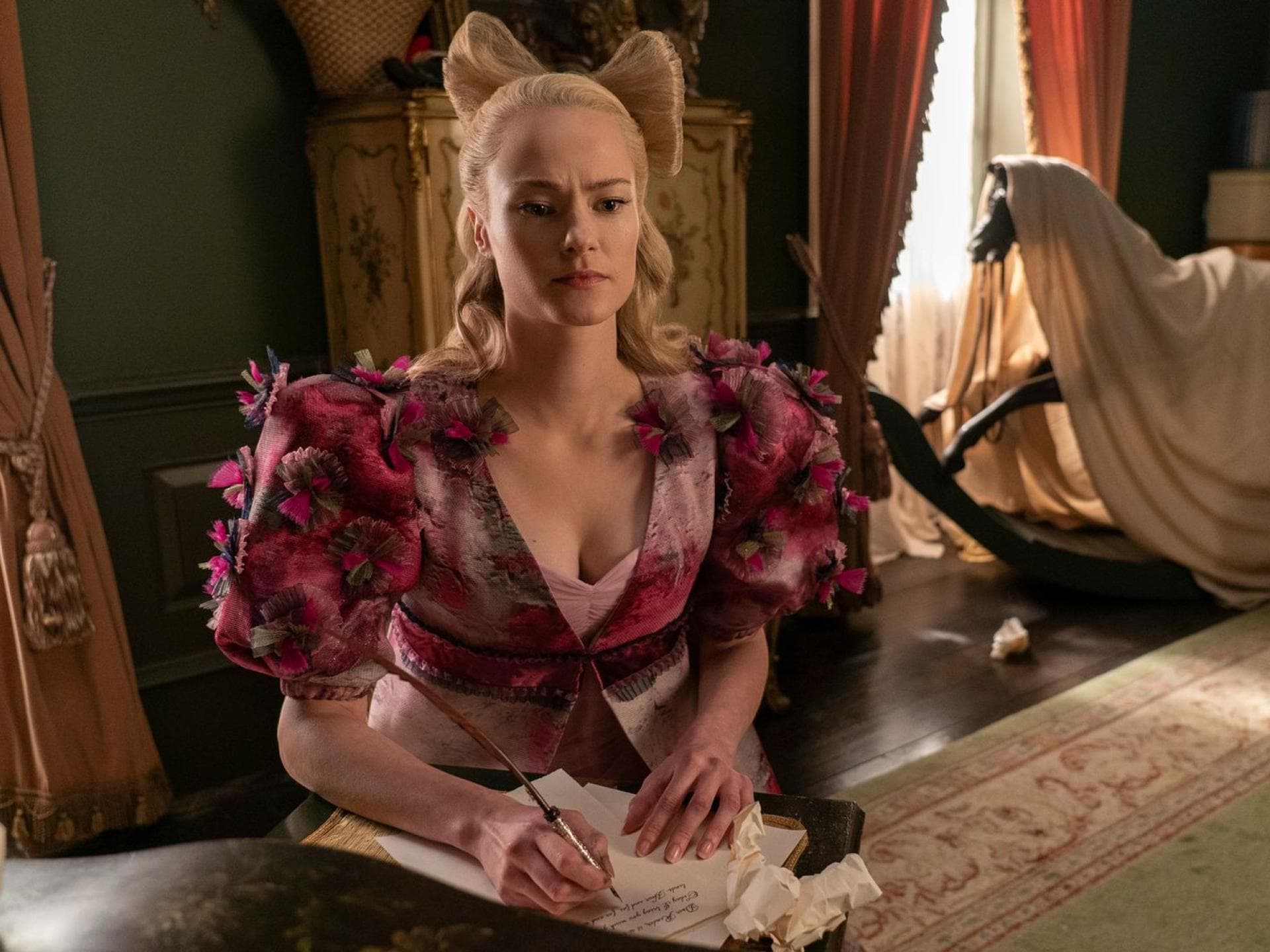 Cressida Cowper könnte in der nächsten Bridgerton Staffel eine größere Rolle spielen. Cressida Cowper in Bridgerton mit einem pinken Kleid und einer Schleife aus ihrem Haar geformt.