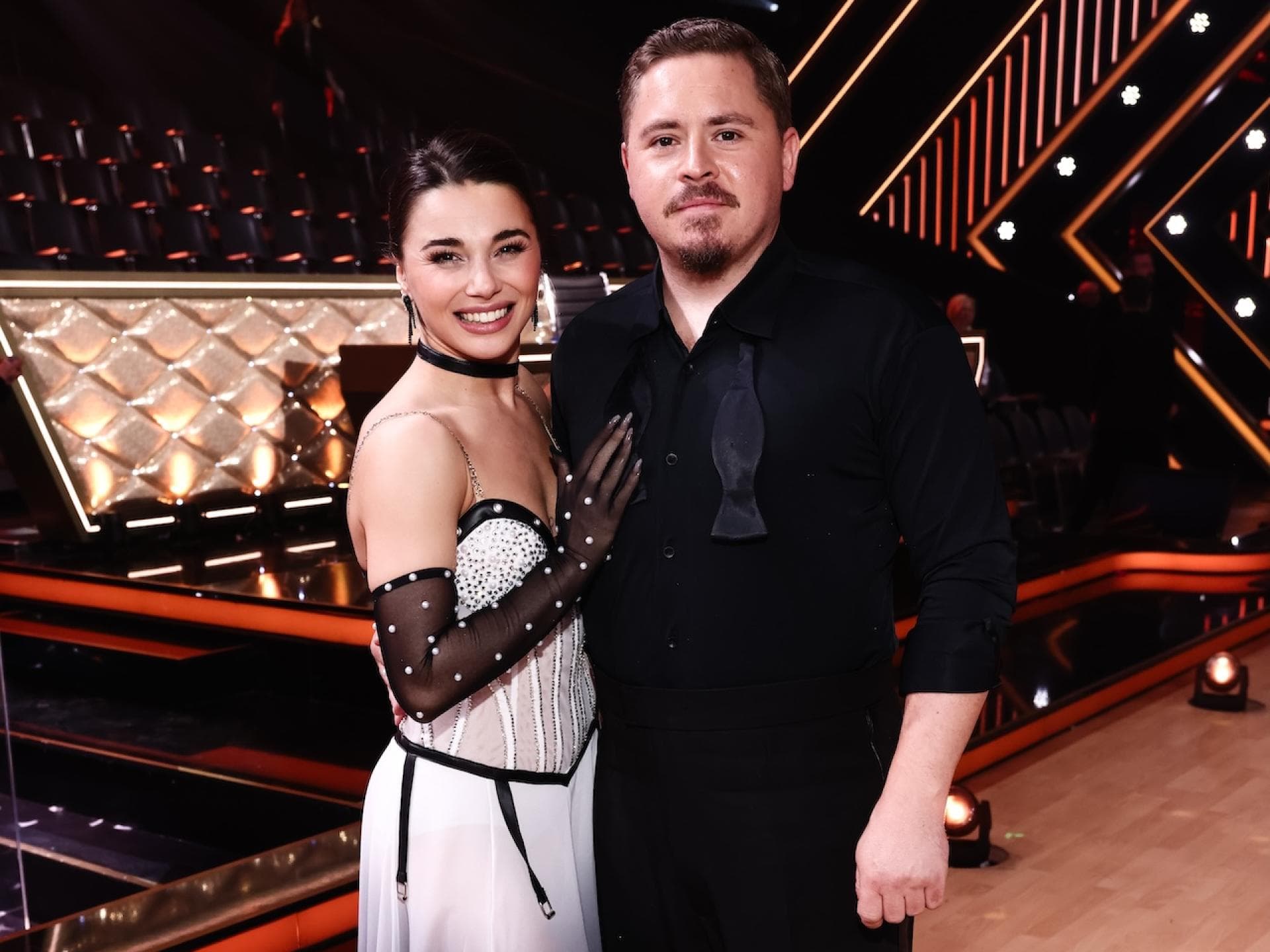 Gustav Schäfer und Anastasia Maruster in Tanzkleidung auf dem Parkett bei „Let's Dance“.