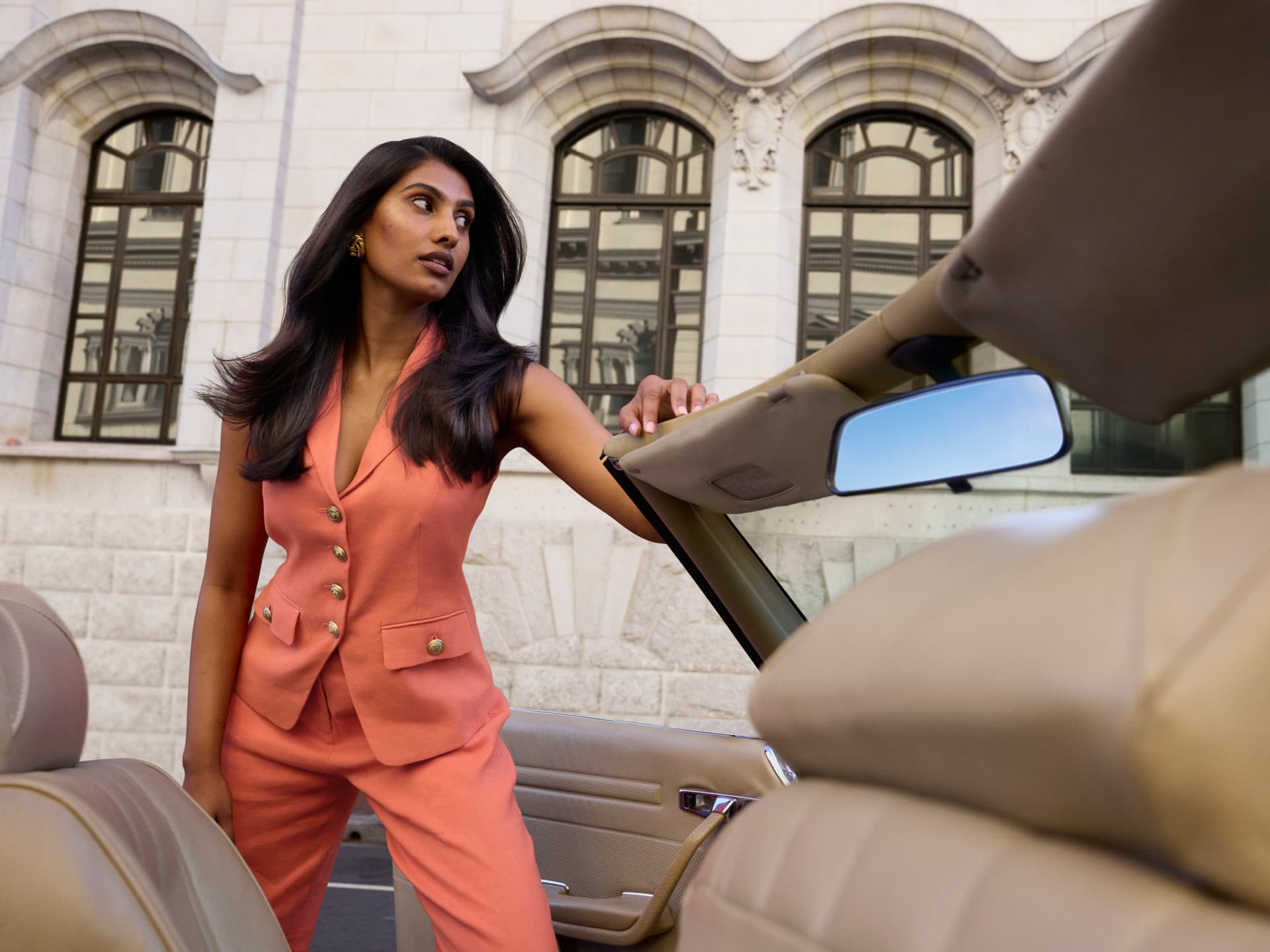 Eine junge Frau mit einer perfekten Blowout-Frisur