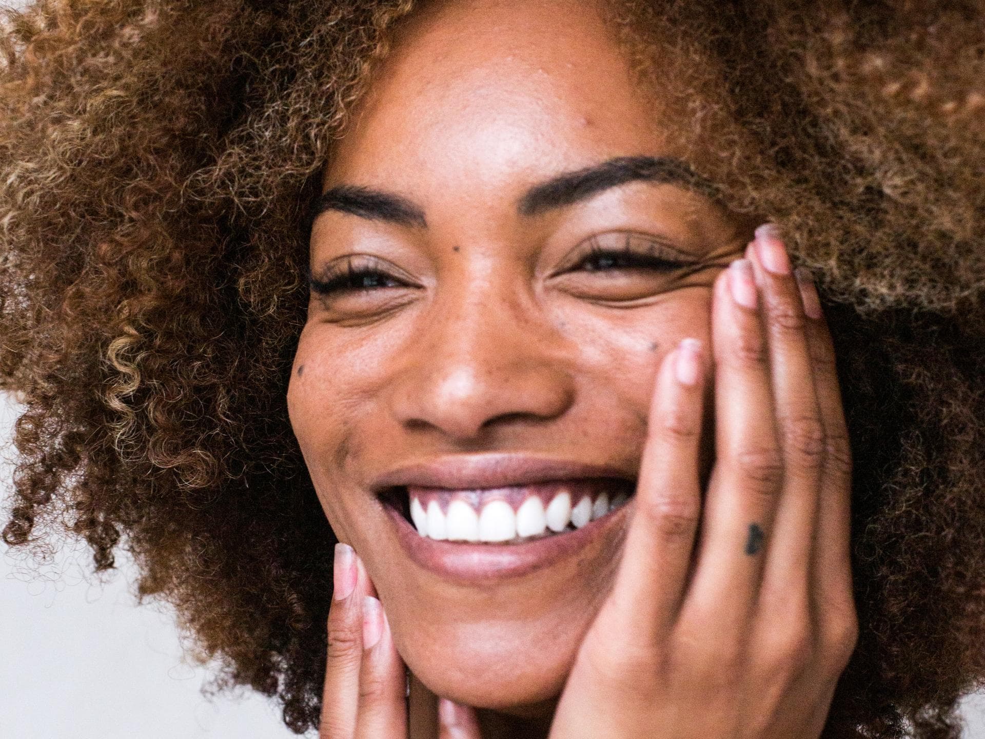 Eine junge Frau lächelt glücklich