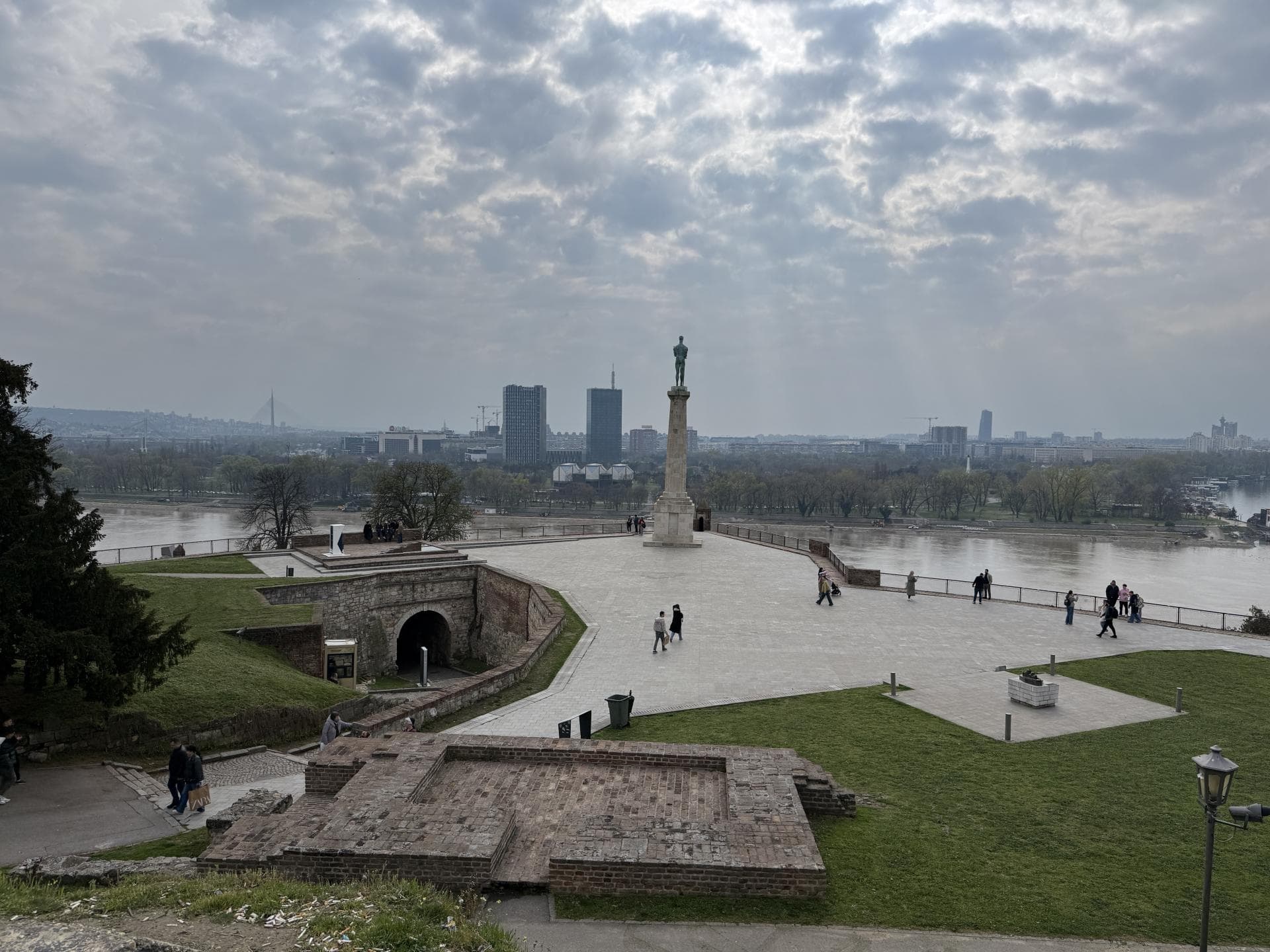Ein Blick auf den Park bei der Festung in Belgrad mit einem Fluss im Hintergrund.