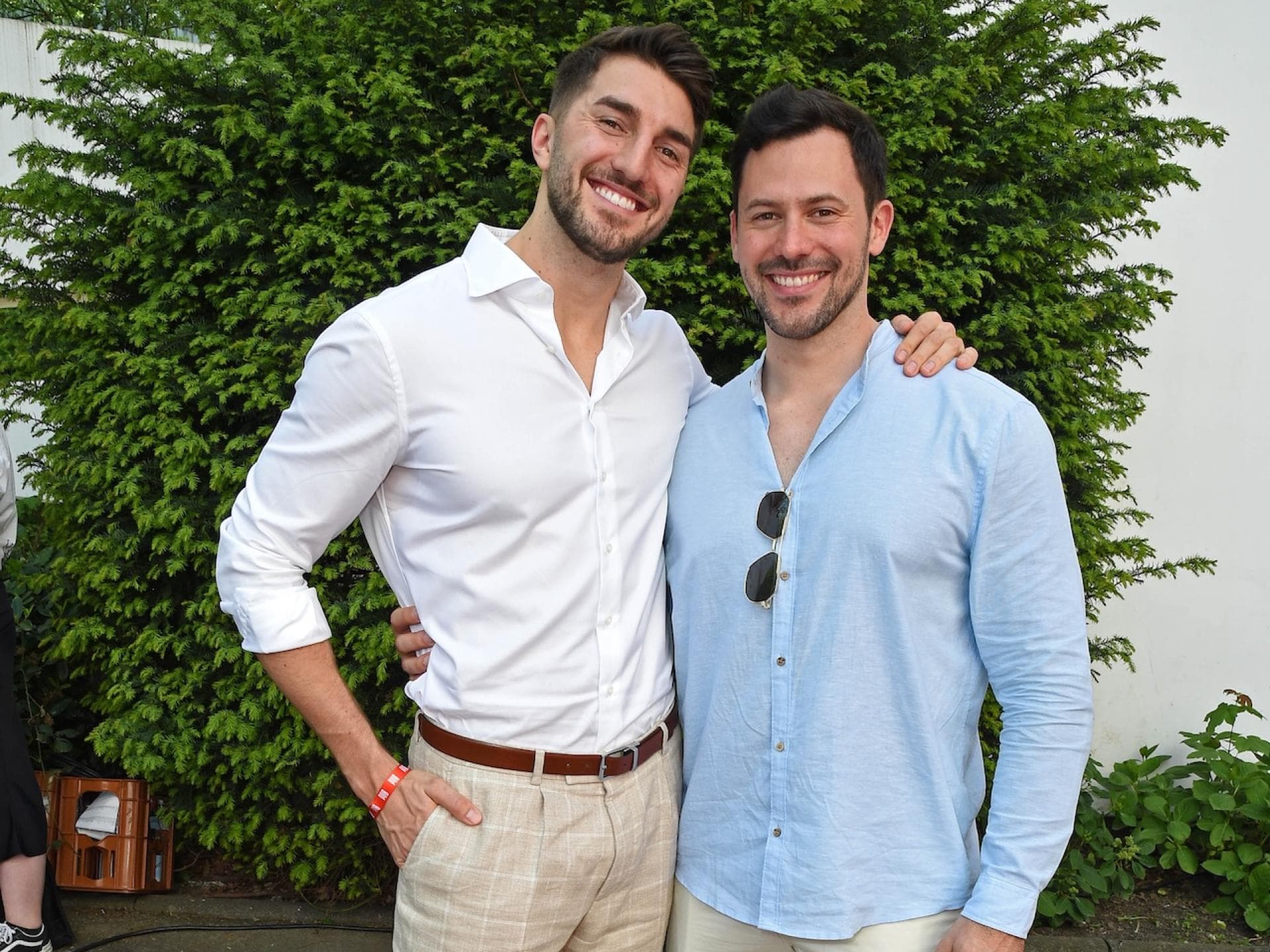 Dennis Gries und Sebastian Klaus in Hemd vor einem grünen Busch.