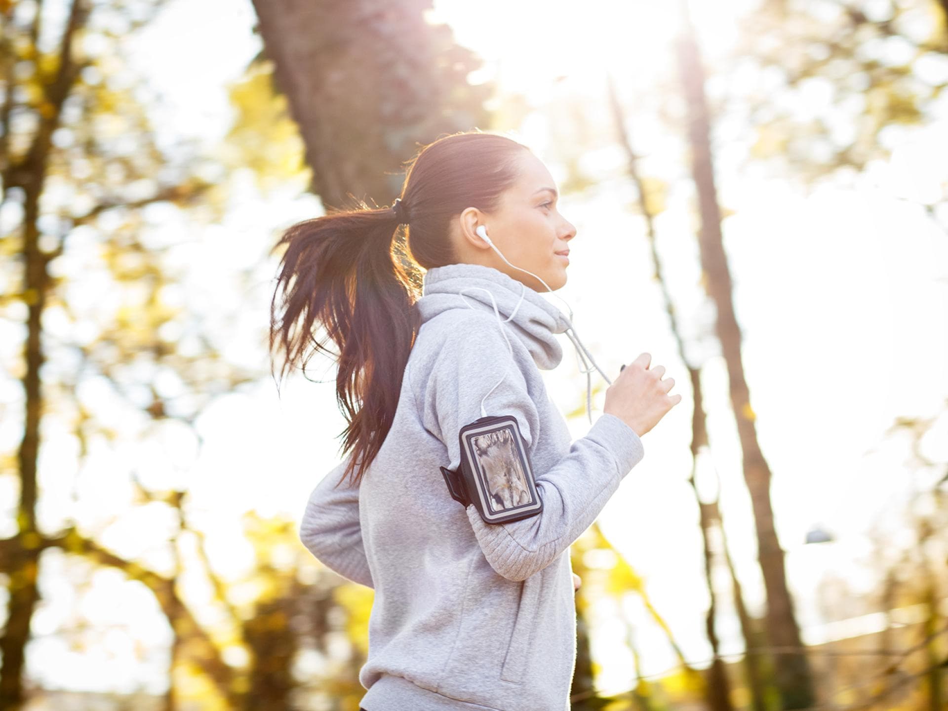 Eine Frau joggt in der Sonne