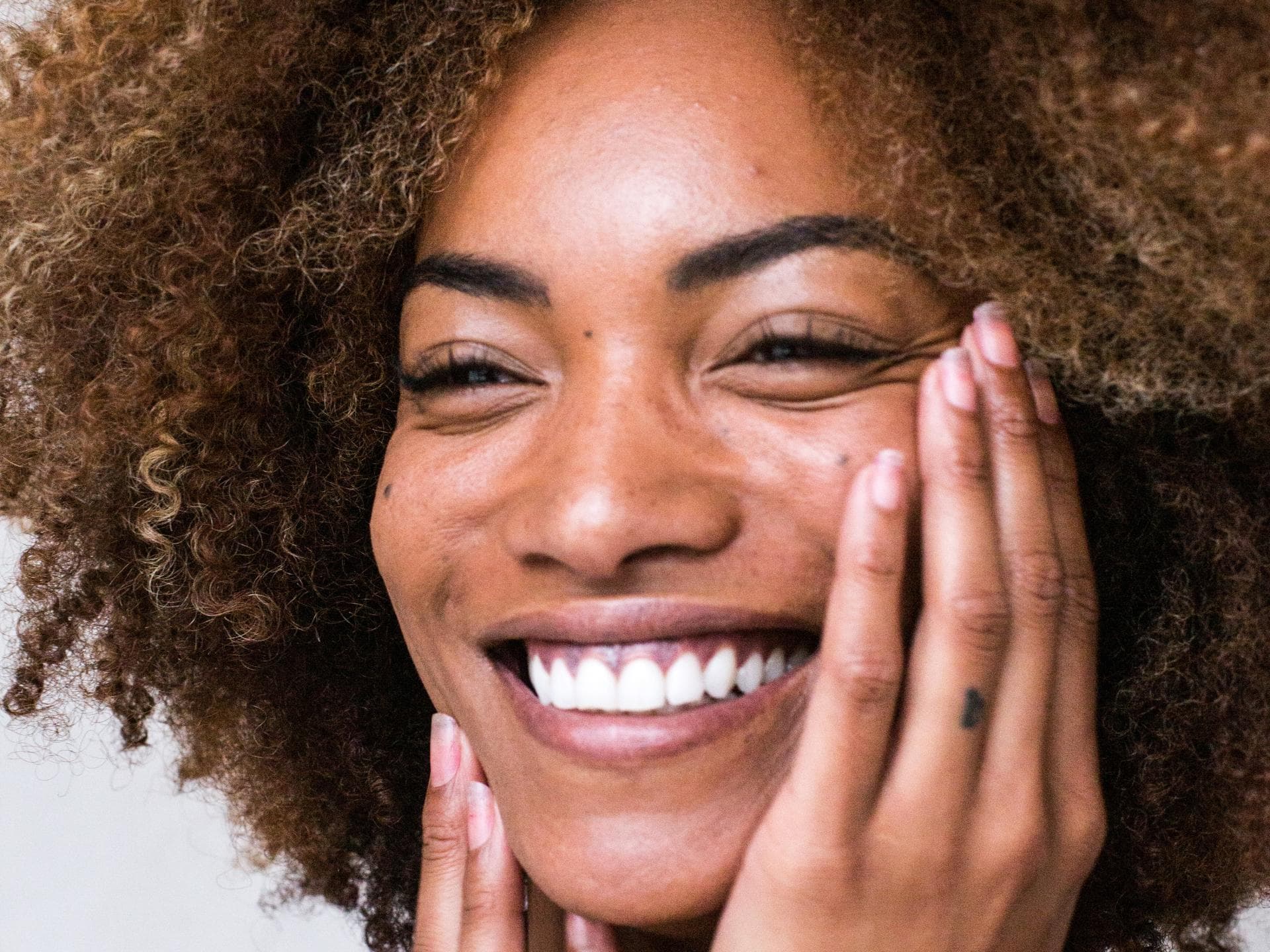 Eine Frau lächelt in die Kamera