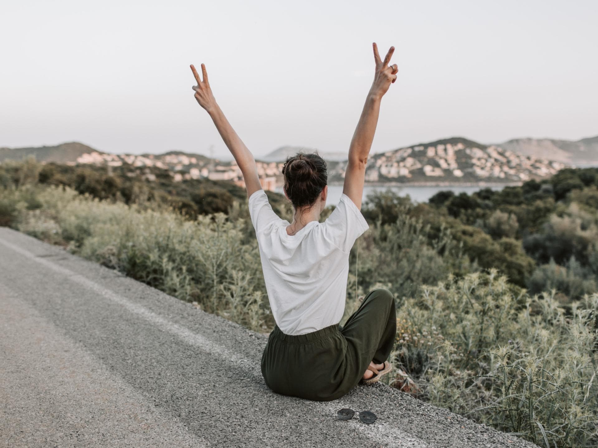 Eine Frau sitzt auf der Straße
