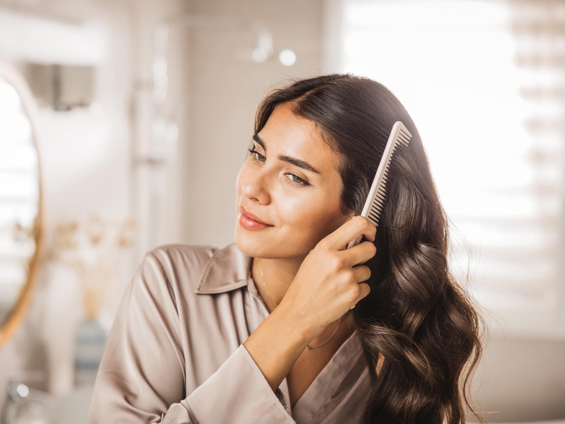 Frau kämmt ihre Haare