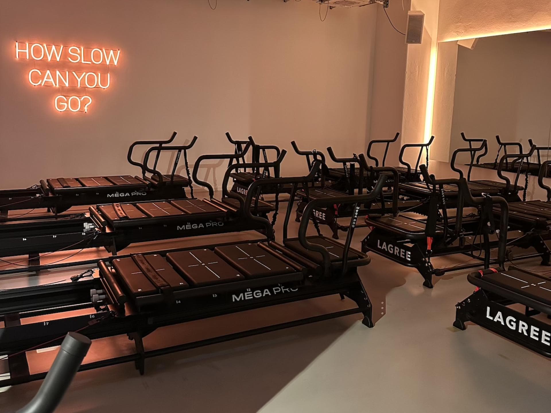 Mehrere Megaformer in einem Studio mit einem Neonsign an der Wand.