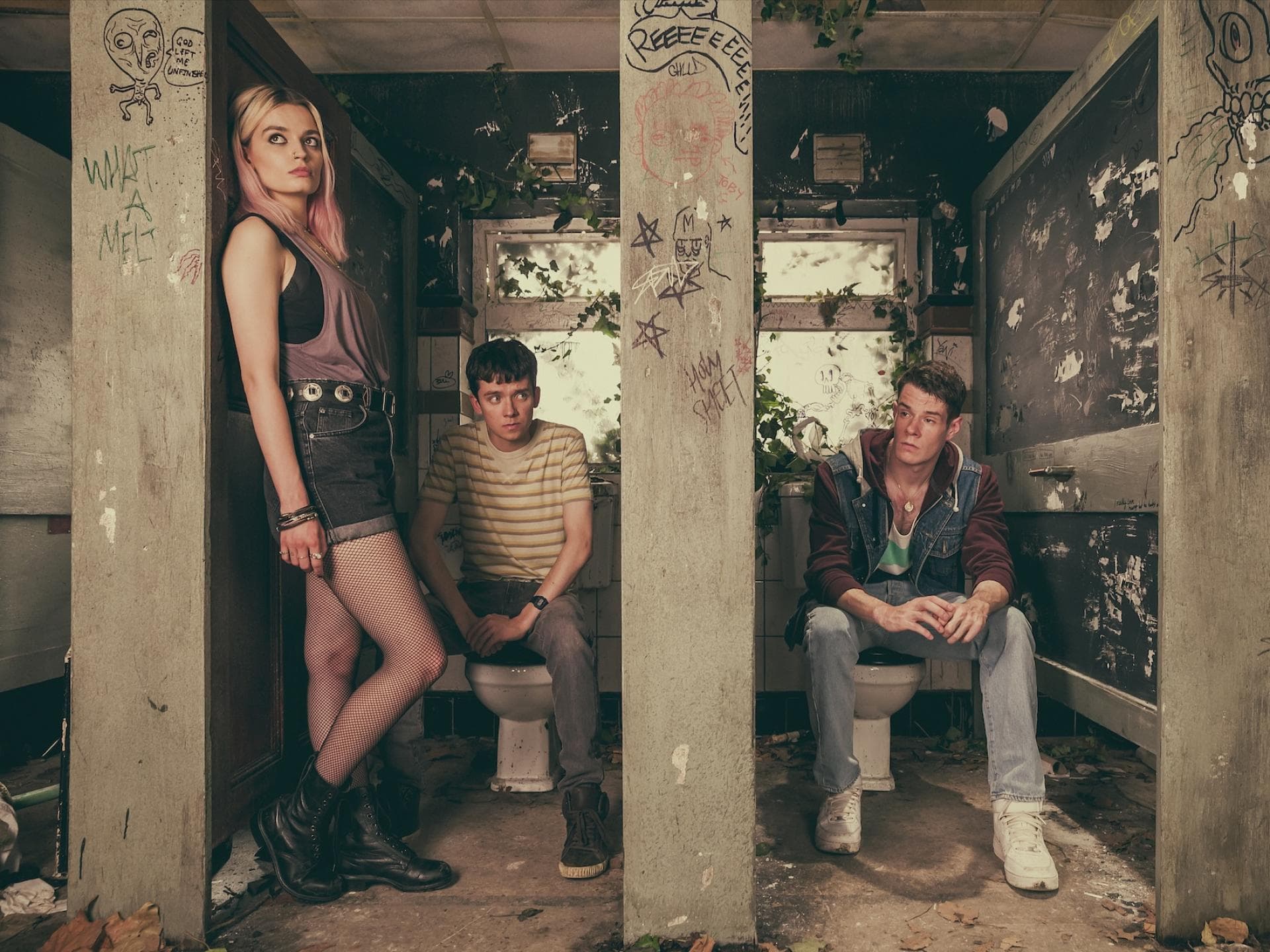 Drei Teenager in einer alten Toilette am Set von „Sex Education“.