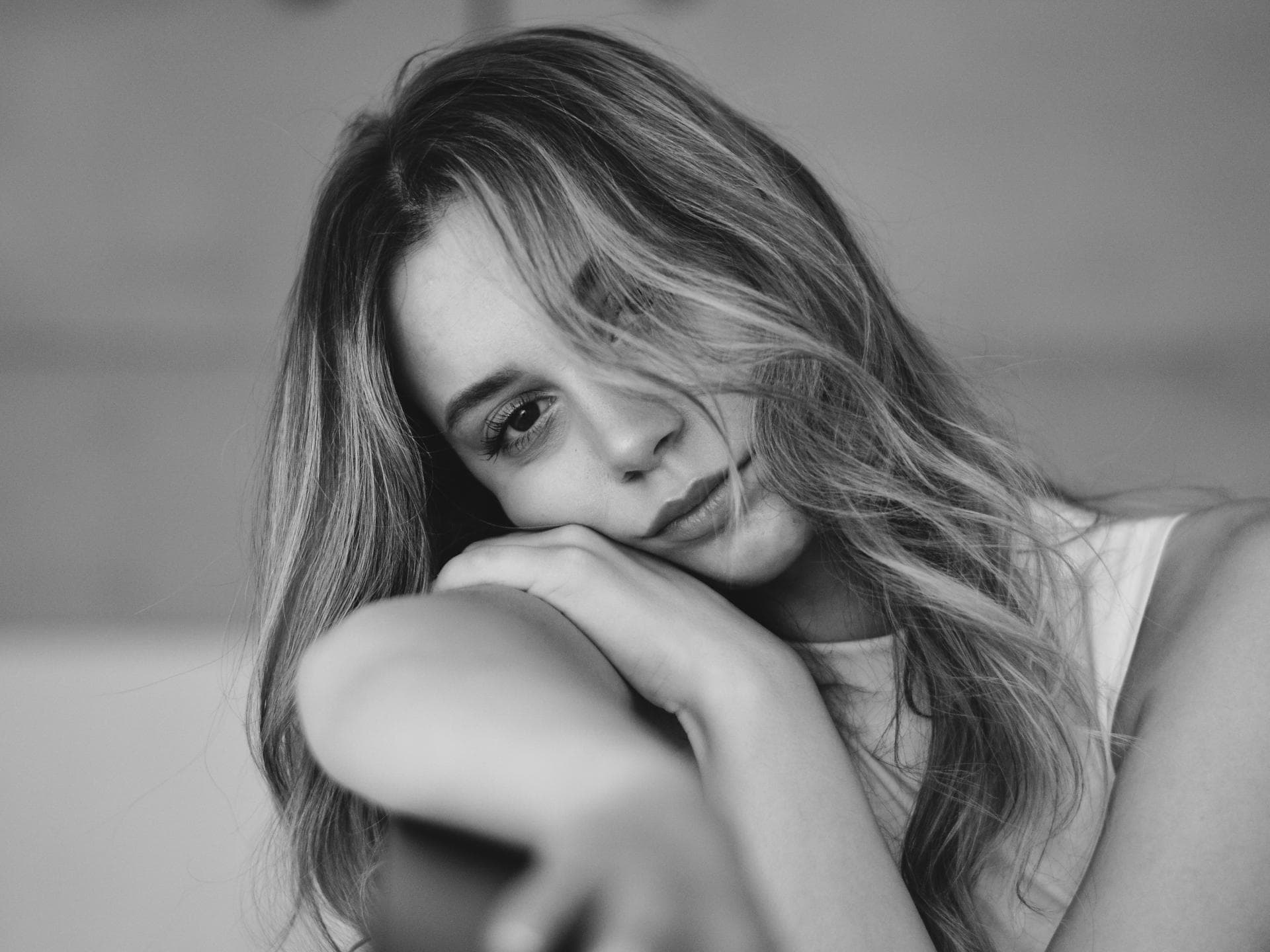 Eine junge Frau schaut sehnsüchtig