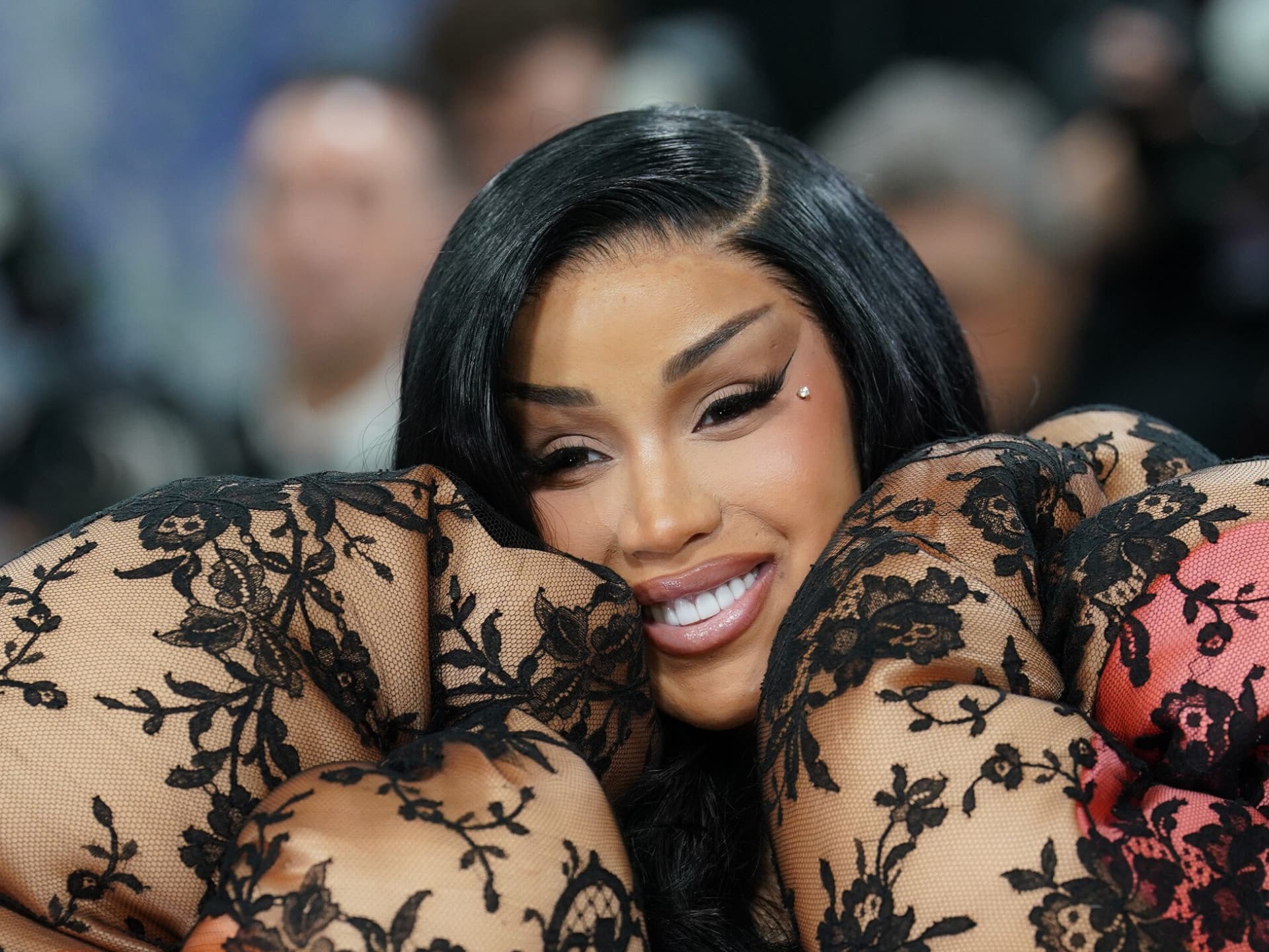 Cardi B mit Facelift Brows Cardi B mit Facelift Brows