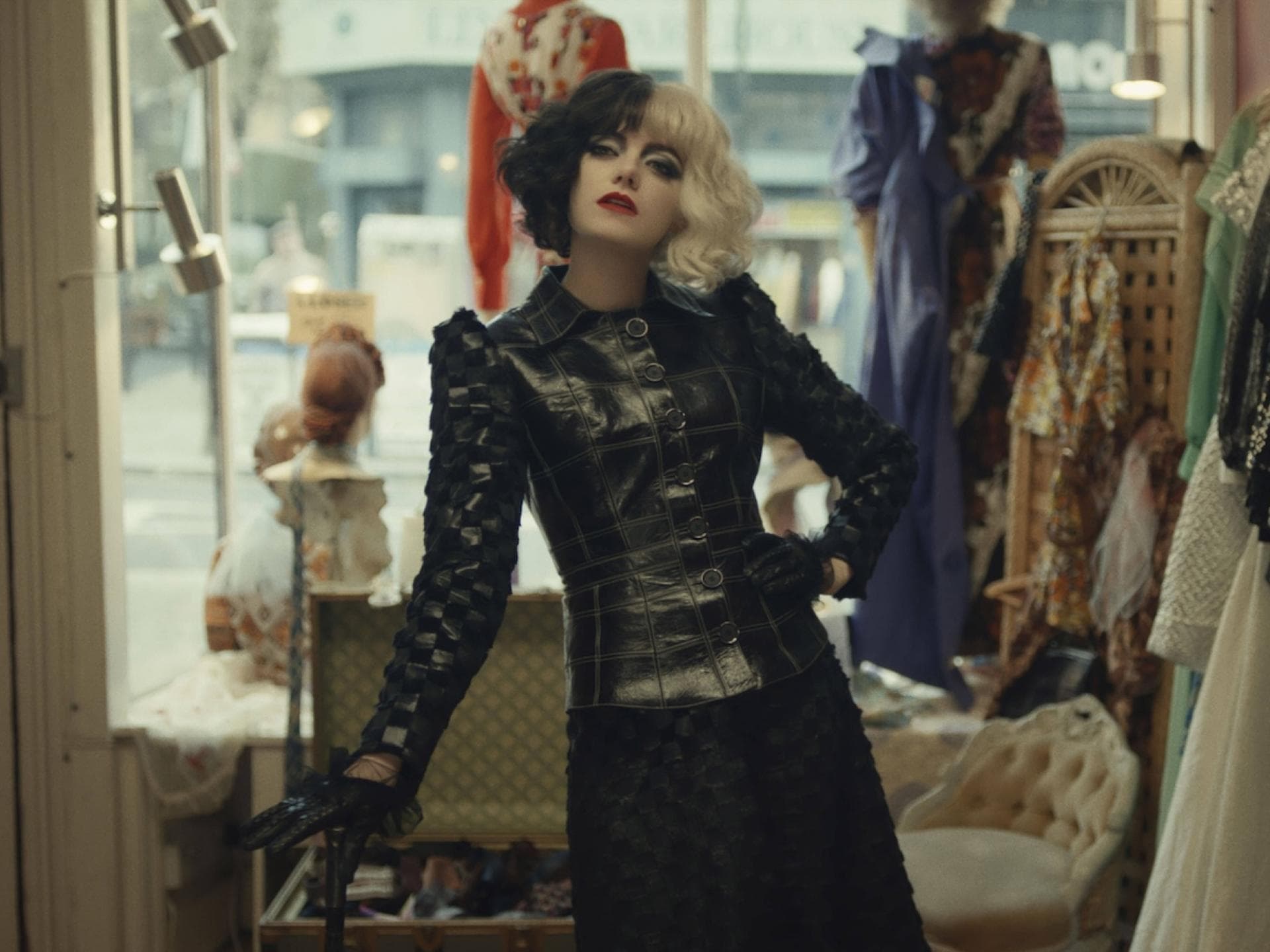 Emma Stone begeistert in der Rolle der Cruella de Vil im gleichnamigen Film. Emma Stone als Cruella de Vil in „Cruella“.