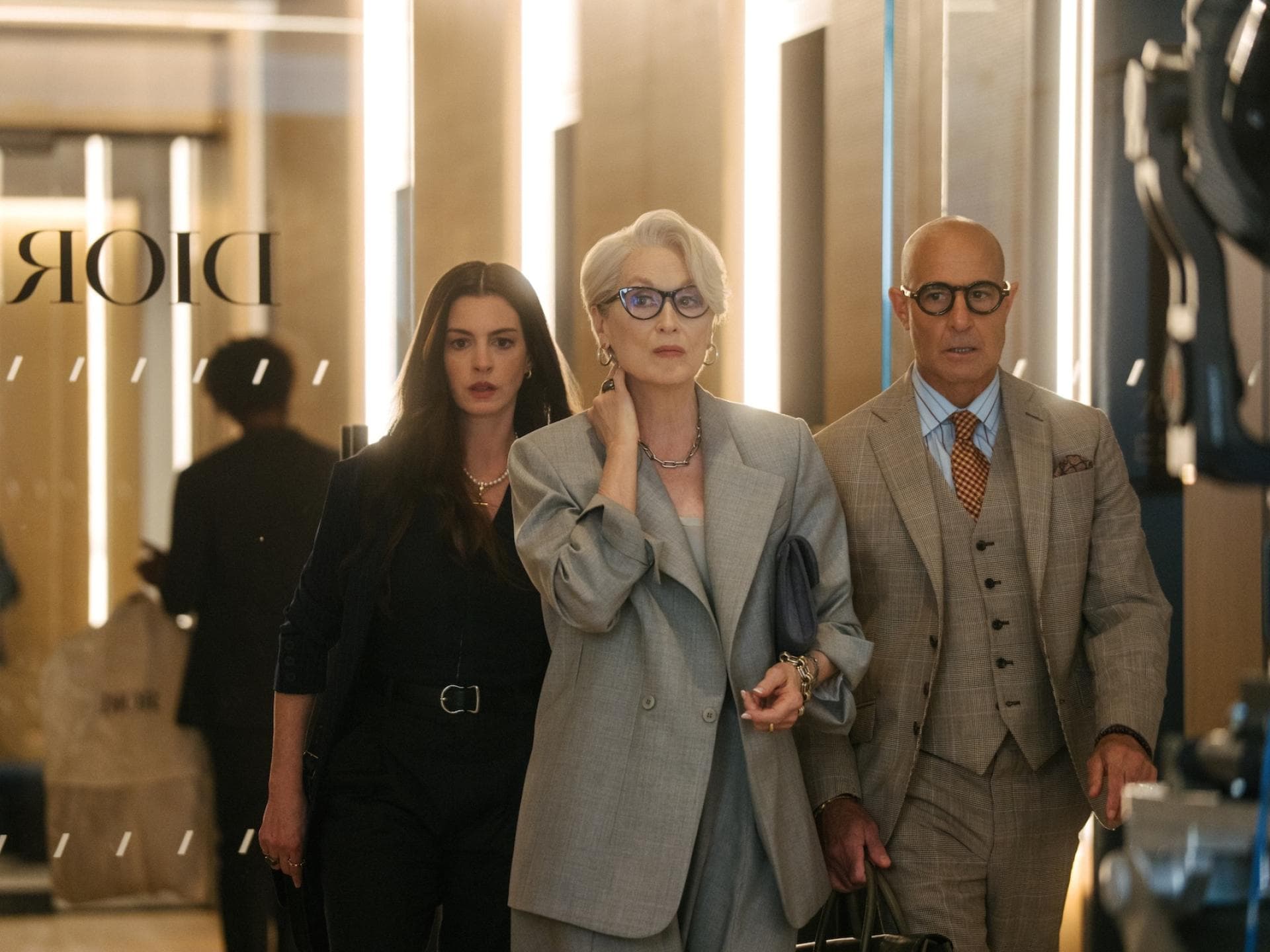 Anne Hathaway, Meryl Streep und Stanley Tucci spielen auch in „Der Teufel trägt Prada 2“ die Hauptrollen. Anne Hathaway, Meryl Streep und Stanley Tucci in „Der Teufel trägt Prada 2“.
