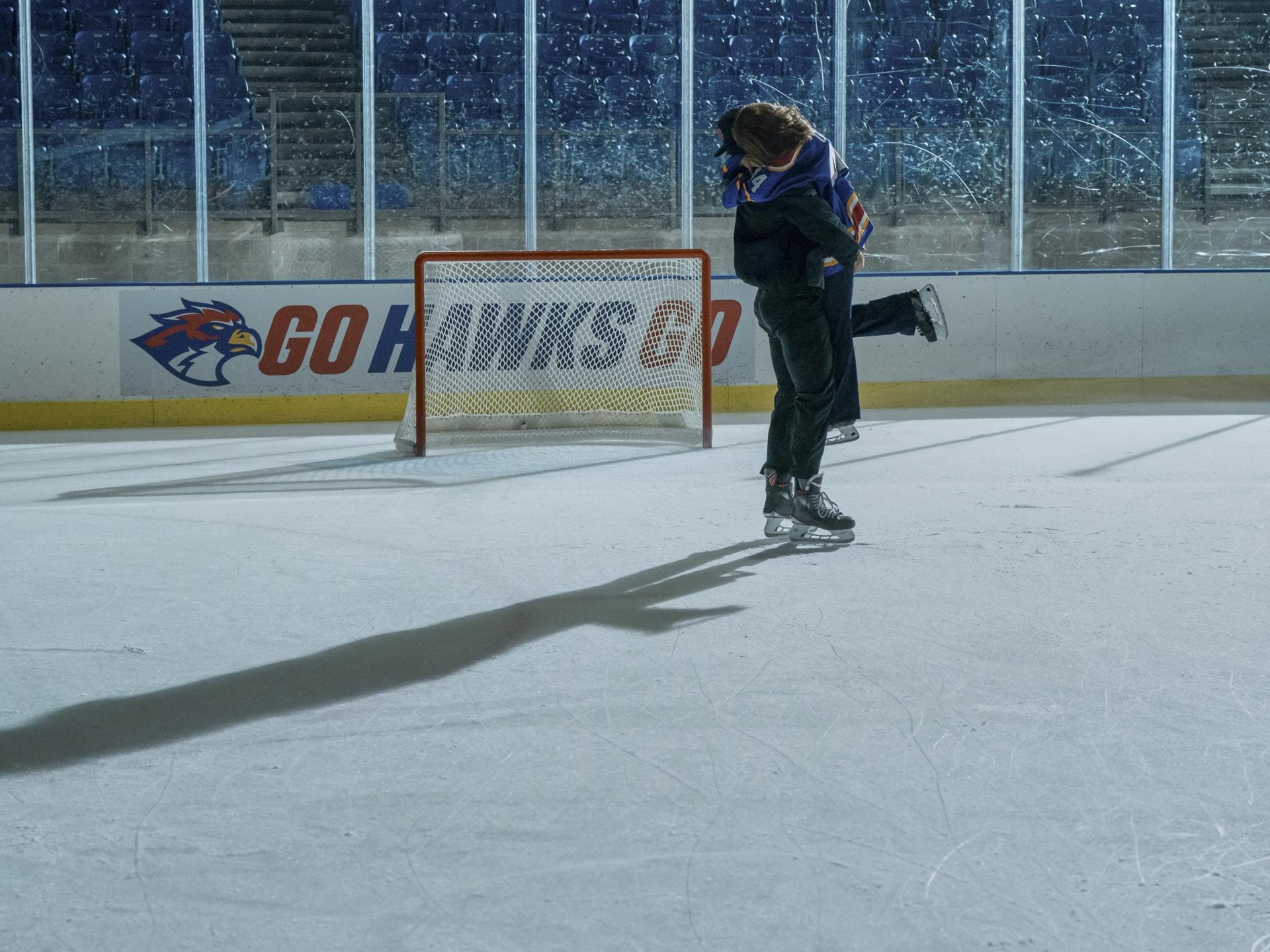 Eishockeyserien erleben aktuell einen regelrechten Hype. Ein Mann und eine Frau fallen sich auf einem Eishockeyfeld in die Arme.