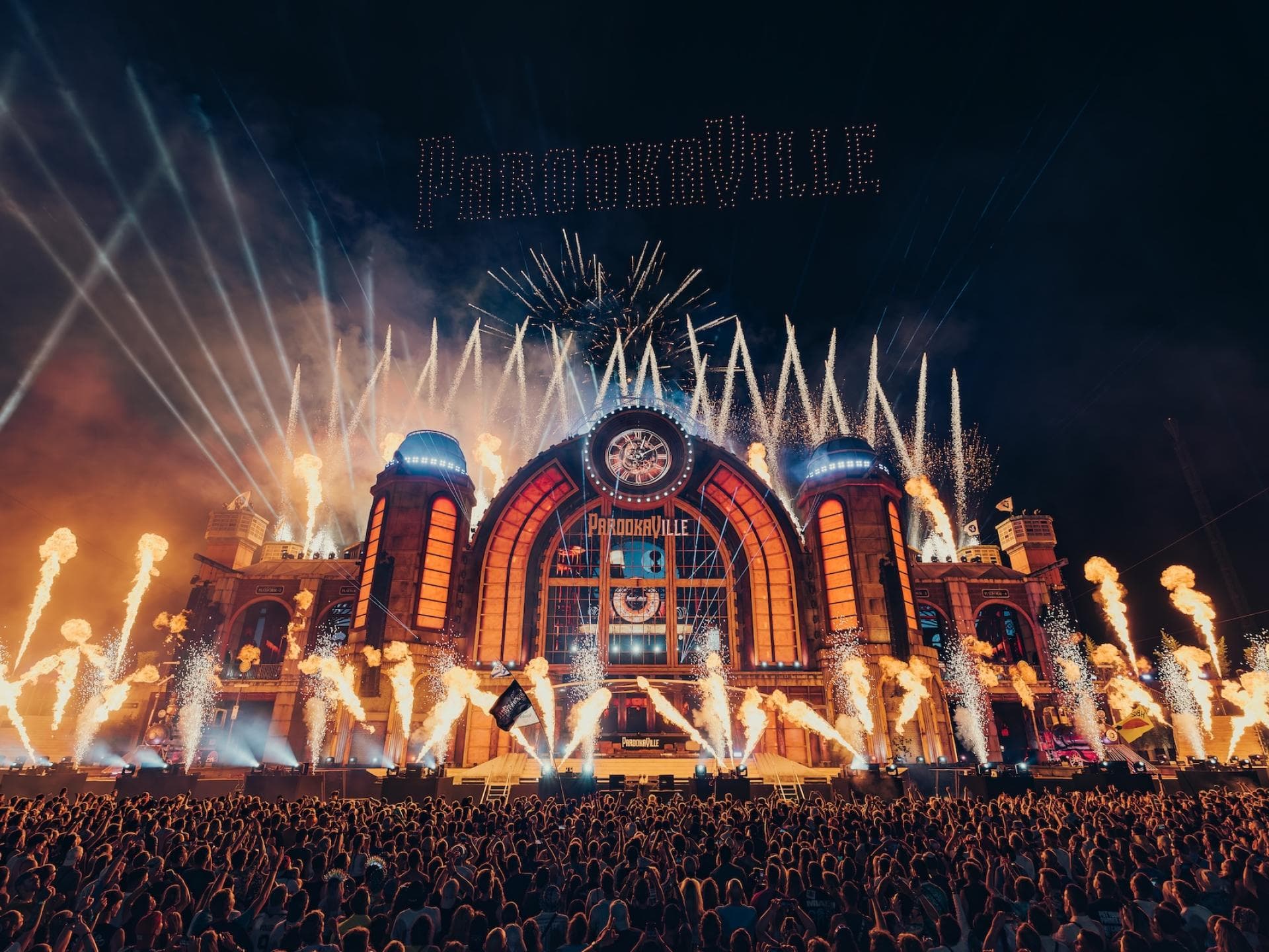 Mainstage vom Parookaville Festival mit Feuerwerk und einer Bühnenshow.