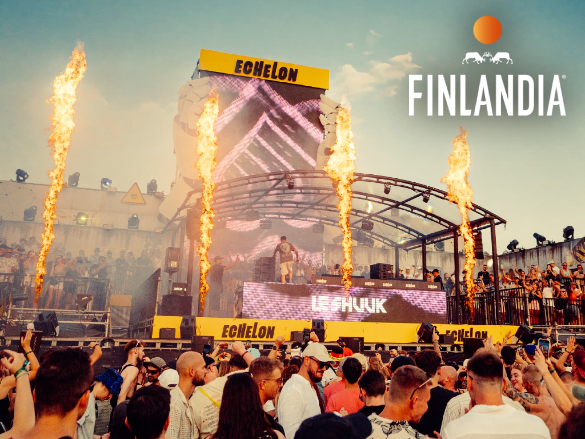 Das Echelon Festival ist bekannt für elektronische Musik. Echelon Festival Bühne mit Feuer und einer Menschenmenge.