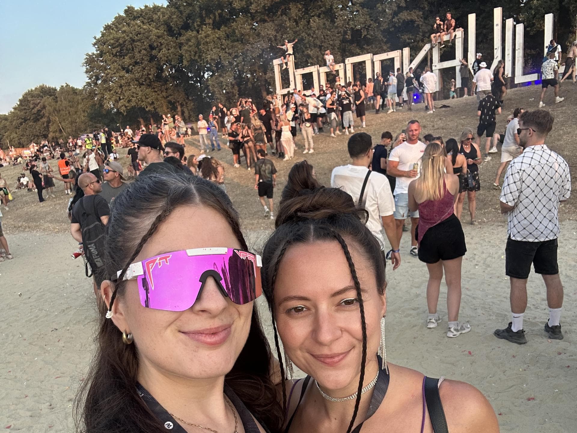 Laura Carstens und Silva Oldenburg für jolie.de auf dem PAROOKAVILLE Festival 2026