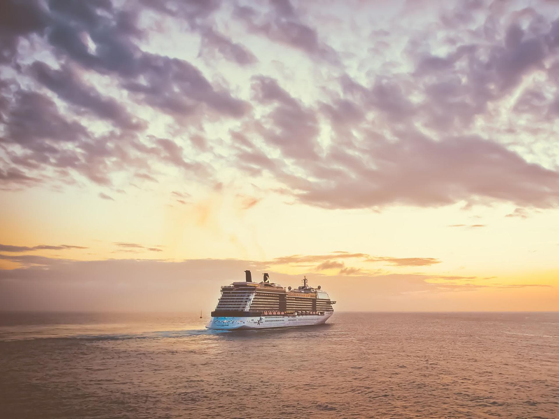 Ein Kreuzfahrtschiff bei Sonnenuntergang