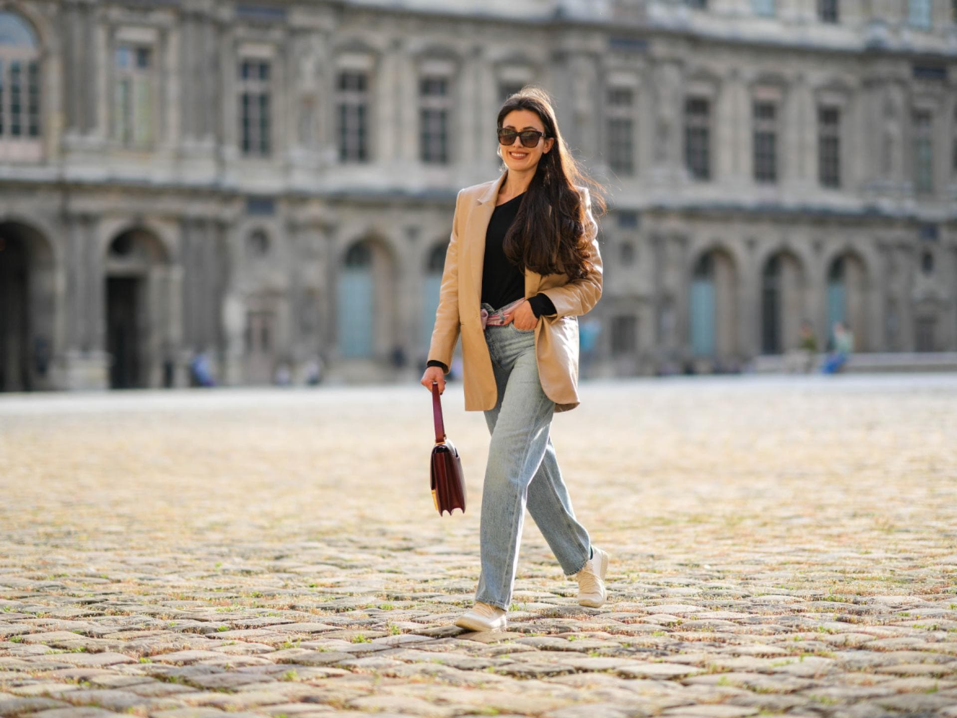 Sylvia Haghjoo trägt Mom Jeans Streetstyle