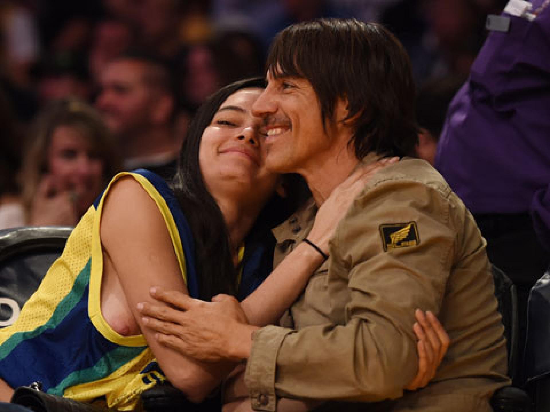 anthony-kiedis-nippel-480-2035543.jpg
