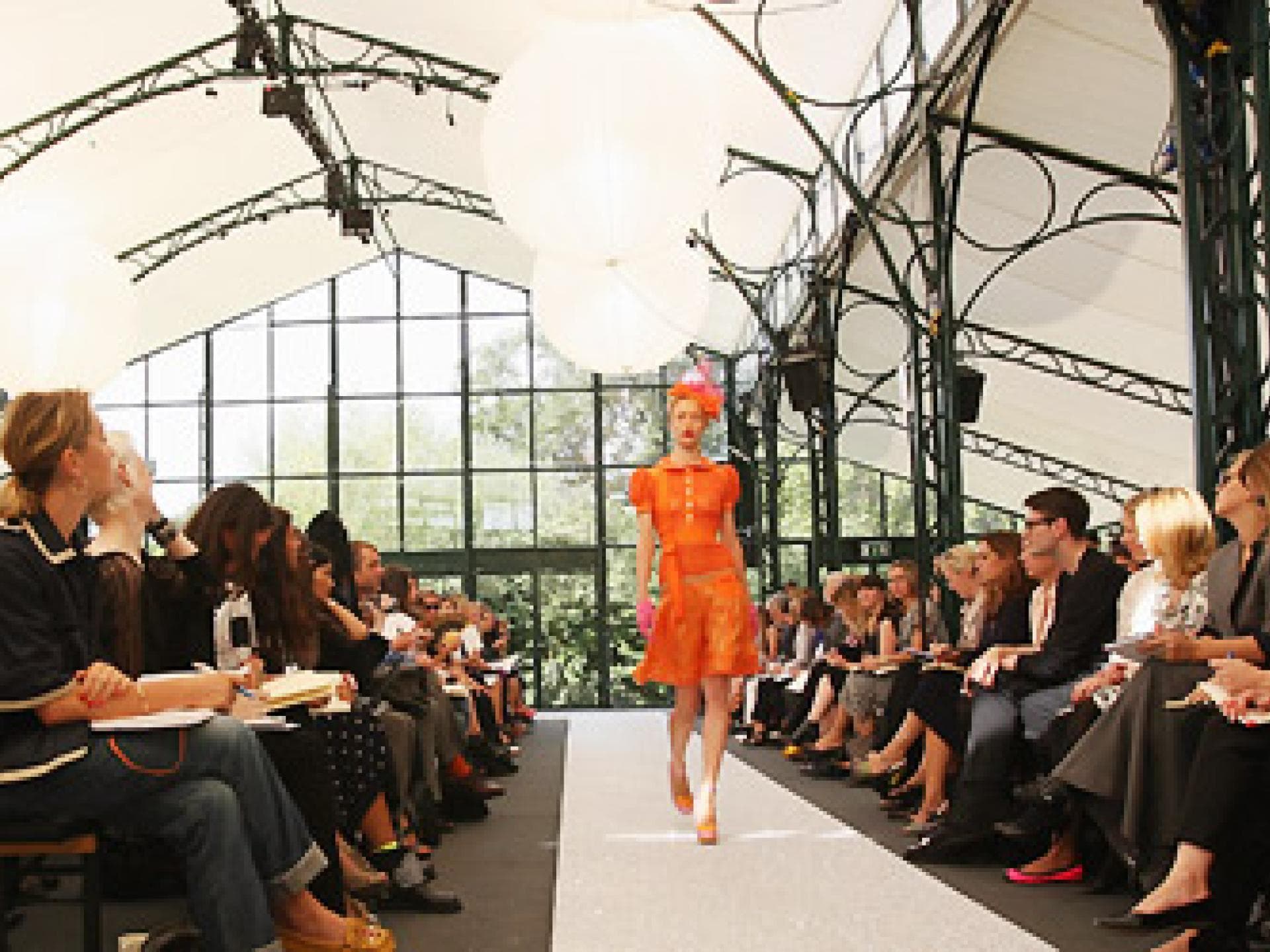 model-auf-catwalk-520x250-628145.jpg