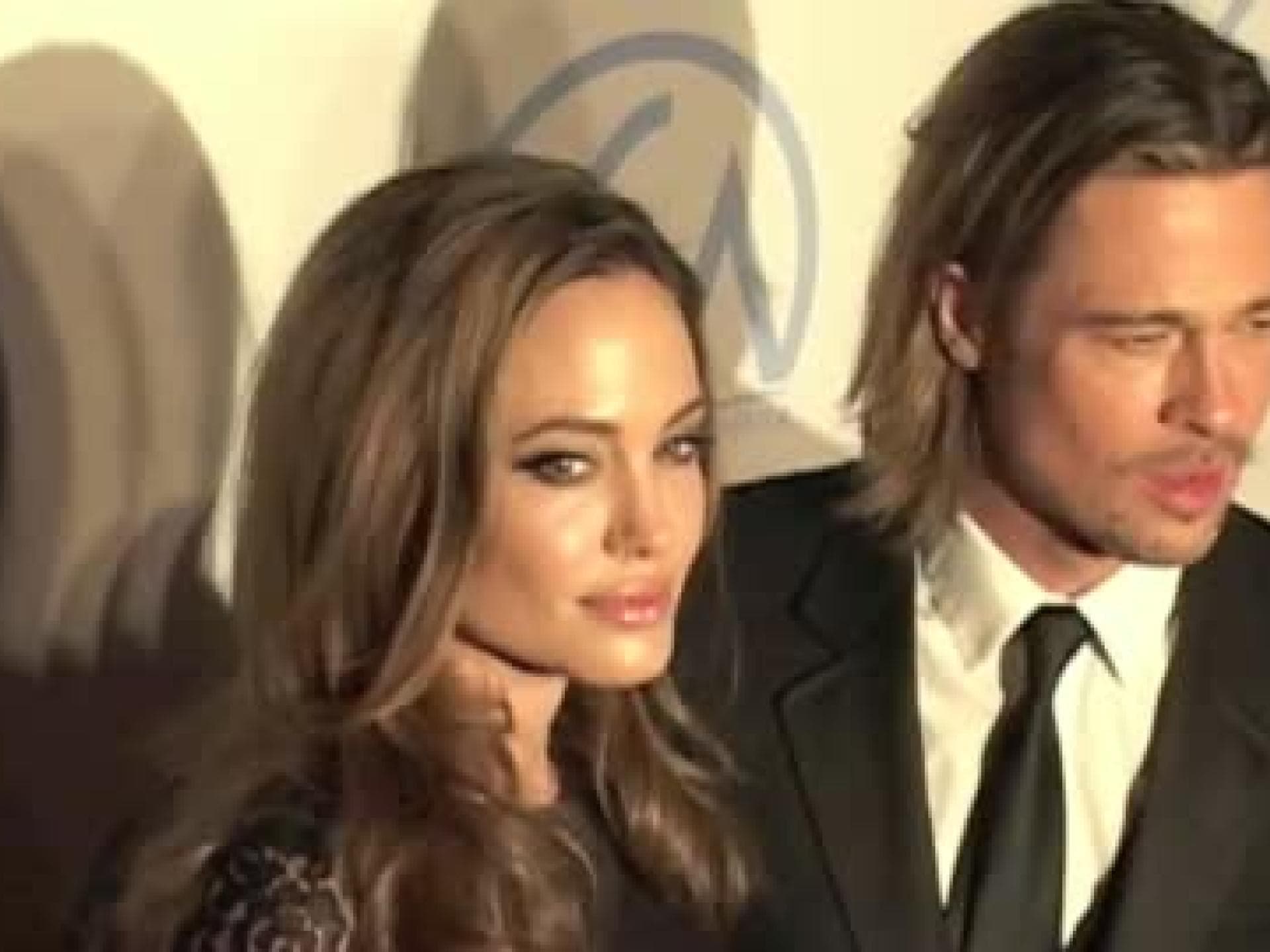 angelina-jolie-schenkt-brad-pitt-einen-helikopter-480x270-1598771.jpg angelina-jolie-schenkt-brad-pitt-einen-helikopter-480x270-1598771.jpg